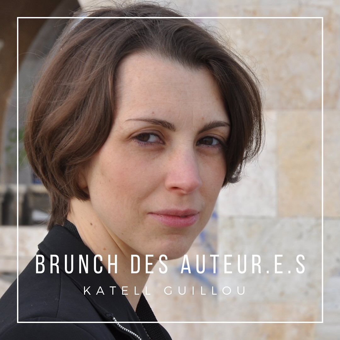 Vendredi 28 février, 10 adhérent.es ont pu s’entretenir avec la scénariste Katell Guillou, découvrir son parcours et parler de sa dernière collaboration d’écriture sur la série Enjoy ! (À voir sur France TV slash)
Créée par Benoit Marchisio et Katell Guillou, adaptée du livre Tous complices ! de Benoît Marchisio et produit par Le Collectif 64, Enjoy ! explore les dérives de la société de consommation à travers le parcours d’un coursier à vélo, d’une jeune journaliste et d’un avocat.
Katell nous a partagé les coulisses d’une coécriture très heureuse et fluide, parlé des enjeux d’adaptation et du travail sur les personnages et les dialogues. Merci beaucoup à elle 🤩🙏
@telkatou @francetvslash @lecollectif_64