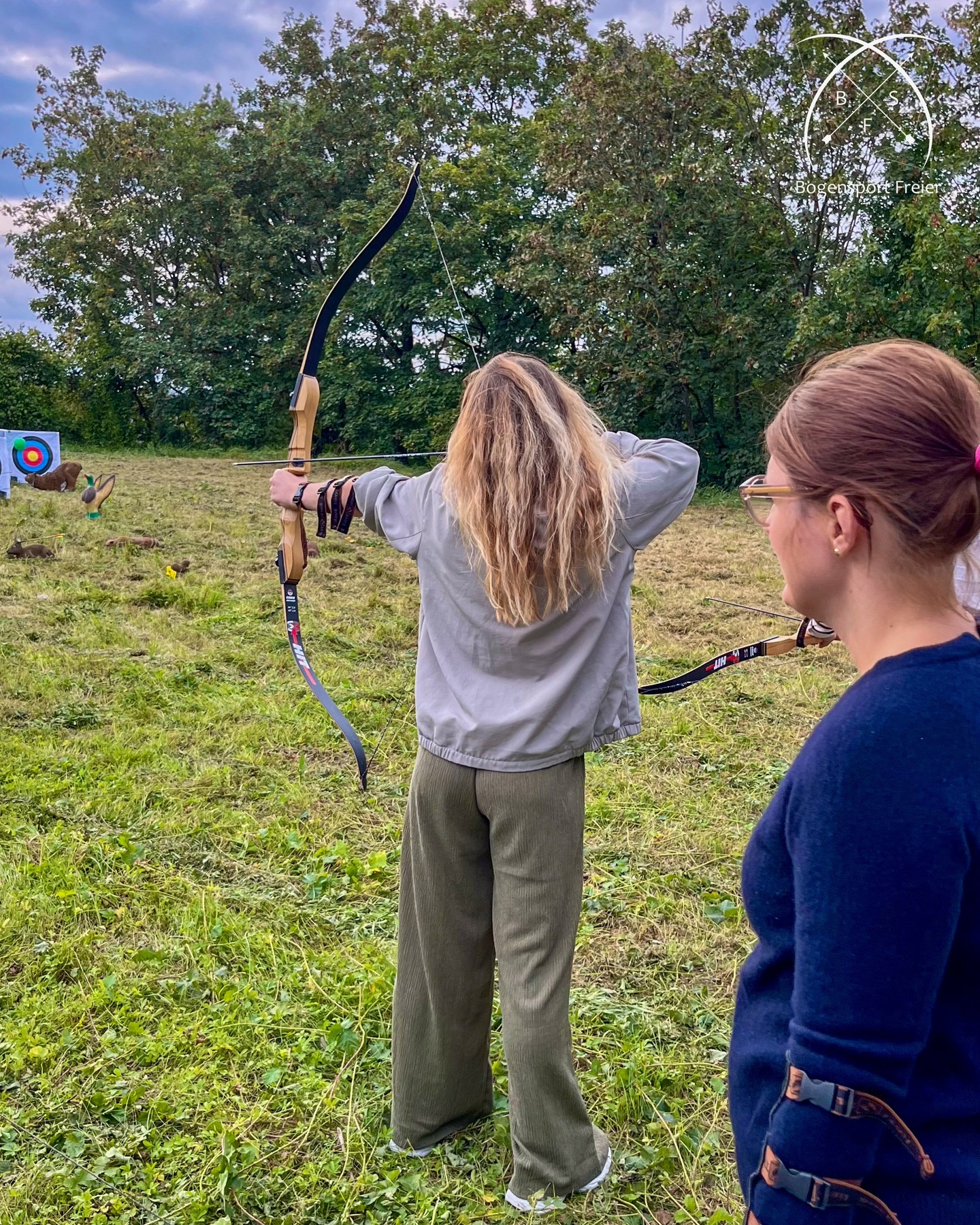🏹 Einzigartige Team-Events im Bogenschießen auf dem @schlosshotel_steinburg ! ✨
Erlebt unvergessliche Team-Events hoch über den Dächern von Würzburg! 🏰🌿 In Zusammenarbeit mit dem Schlosshotel Steinburg bieten wir euch die perfekte Kombination aus Bogenschießen & Genuss. 🍇🍽️
🔥 Was euch erwartet:
✅ Einzigartige Bogenschieß-Events für Teams, Firmen & Gruppen
✅ Atemberaubendes Ambiente mit Blick über Würzburg
✅ Kulinarische Highlights im renommierten Schlosshotel Steinburg
✅ Möglichkeit zur Übernachtung & Tagung für ein rundum perfektes Erlebnis
🎯 Stärkt euer Team, fördert die Konzentration und erlebt einen Tag voller Präzision & Spaß!
📅 Jetzt euer Team-Event buchen!
📍 Schlosshotel Steinburg, Würzburg
📩 Kontaktiert uns gerne für Infos & Reservierungen!
#Bogenschießen #Teamevent #Würzburg #SchlosshotelSteinburg #BogensportFreier #Firmenevent #Teambuilding #Eventlocation