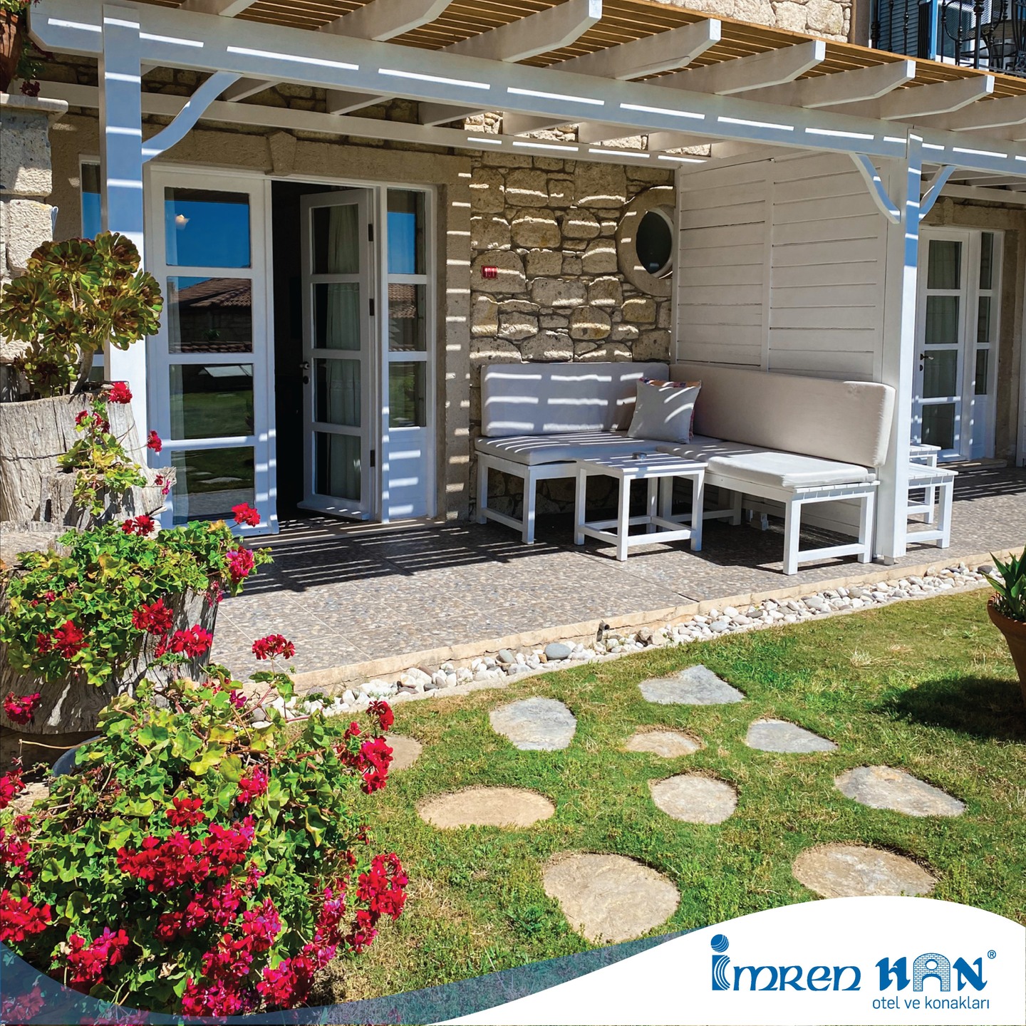 Alaçatının merkezinde bulunan , çarşısına ve sokaklarına yürüme mesafesinde olan İmrenHan otel ve konakları; kargaşadan uzak, odanızın balkonundan Alaçatı manzarasını izleyebildiğiniz ve bahçesinde kendinizi doğanın içindeymiş gibi hissedebileceğiniz yer.🍃☀️
0 ( 232 ) 716 6002
0 ( 539 ) 664 3000
Numaralarından rezervasyon yaptırabilirsiniz.🤍🔔