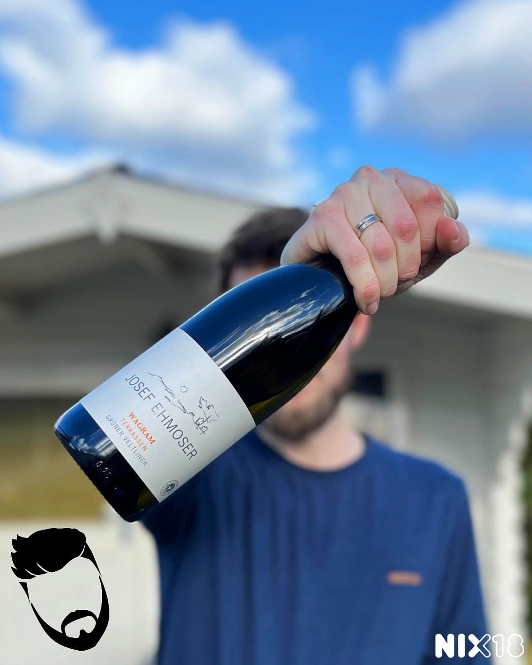 Grüner Veltliner Terrassen, Josef Ehmoser, Wagram, Oostenrijk
De laatste Grüner in onze Veltliner themaweek! En ook bij deze stuiven de geuren je glas uit. Wat minder een fruitbom dan de vorige, maar overduidelijk mineralig en met een dikke stoot witte peper. De smaak is elegant, met licht frisse zuren en vooral behoorlijk wat kracht. Je herkent grapefruit, wat peer en ook het witte pepertje komt weer terug. Echt een rijke en elegante wijn van topkwaliteit! Heerlijk bij wat stevigere vis zoals tilapia en tonijn of een gegrild garnaaltje. Zonde om door de kaasfondue te knallen 😉
Onze beoordeling: 🍼🍼🍼🍼
Wij kregen ‘m van @colaris.official. Richtprijs is €12,95.
Meer lezen over Wagram in Niederösterreich? We got you! Klik op de link in bio🔗, daar vind je een Wijnregio in vogelvlucht over dit mooie stukje Oostenrijk!
Weingut Josef Ehmoser ligt aan de zuidrand van de Wagram regio. Als lid van de Österraichische Traditionsweingüter gaan ze vol voor kwaliteit, met een groot hart voor duurzaamheid en biologisch werken. De druiven voor deze ‘terrassen’ wijn worden verbouwd rondom Grossweikersdorf. Die regio staat bekend om haar löss grond, dé bodem voor Grüner Veltliners. Fun fact: in Nederland is löss beter bekend als Limburgse klei. Dat belooft wat voor de toekomst 👍🏻😉
Deze fles is ter beschikking gesteld door de wijnhandel en is geen betaalde reclame.
#wagram #josefehmoser #grunerveltliner #austrianwine #niederosterreich #proost #wine #wineenthusiastlife #winefluencer #winelover #wineofinstagram #winestagram #instawine #dewijnvaders #wijn #vaders #prouddad #papa