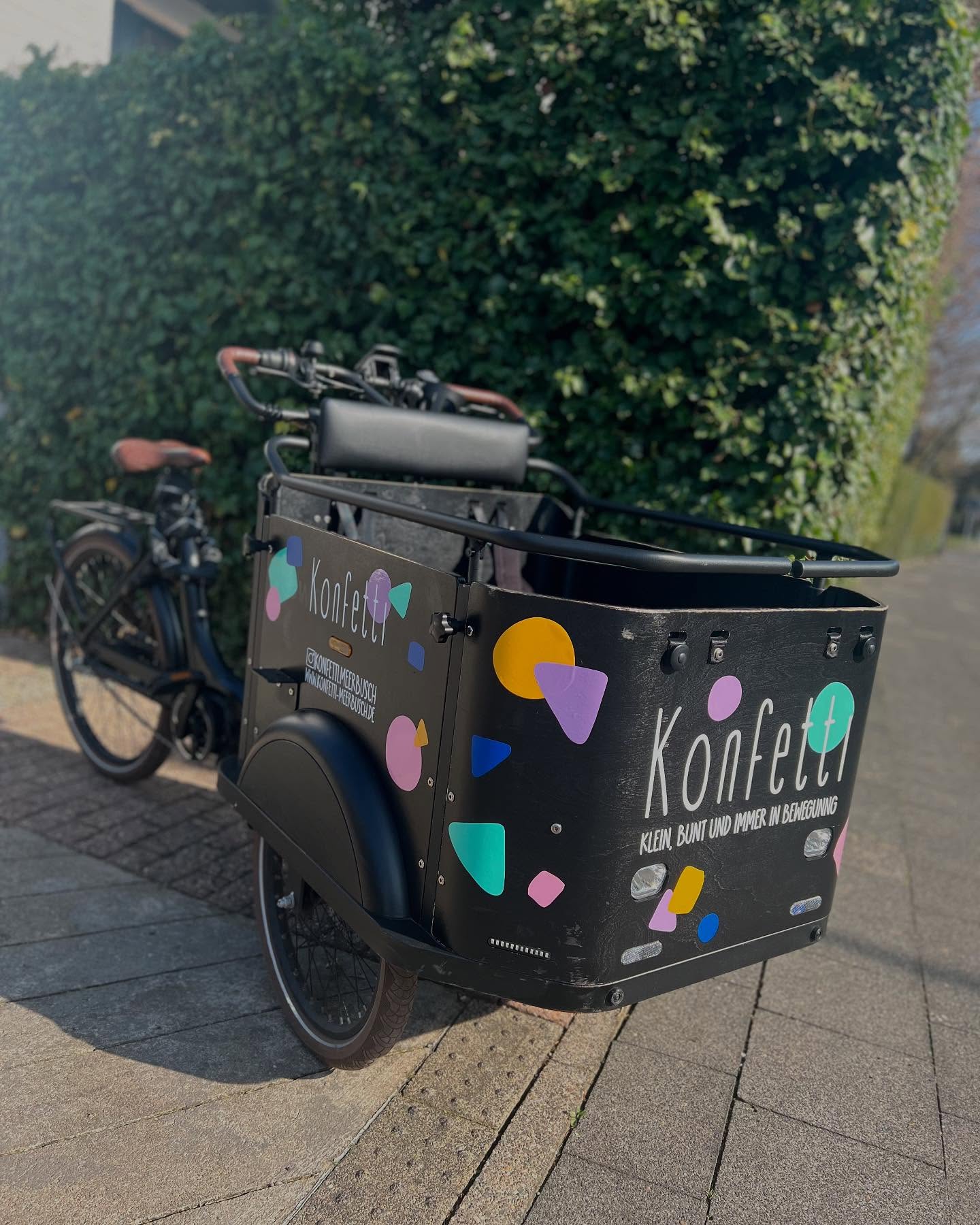 🔵🟢🔶🟣🟡🔹Konfetti on Tour🔶🟣🟢🟡🔷
#konfettimeerbusch #lastenfahrrad #konfettiontour #eigenewerbung #plotterliebe