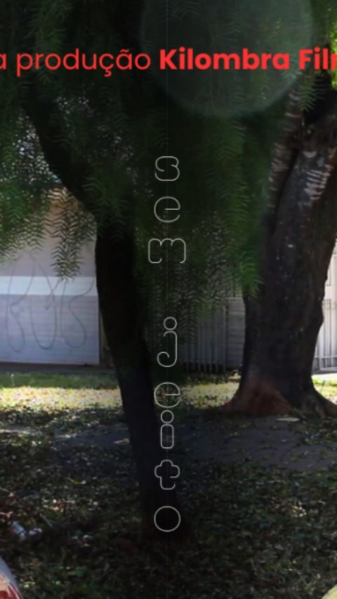 Fonseca ainda tenta entender como lidar com seus sentimentos e uma conversa com um desconhecido na rua abre seus olhos.
Assista agora no nosso site!