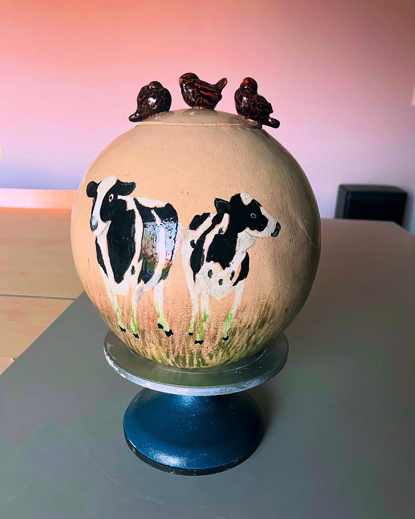 Wat als je als echtgenote een prachtige urn maakt voor je man. Eentje waarin alle liefde ligt. Zijn koeien, zijn vogels, de natuur…
Zo mooi…