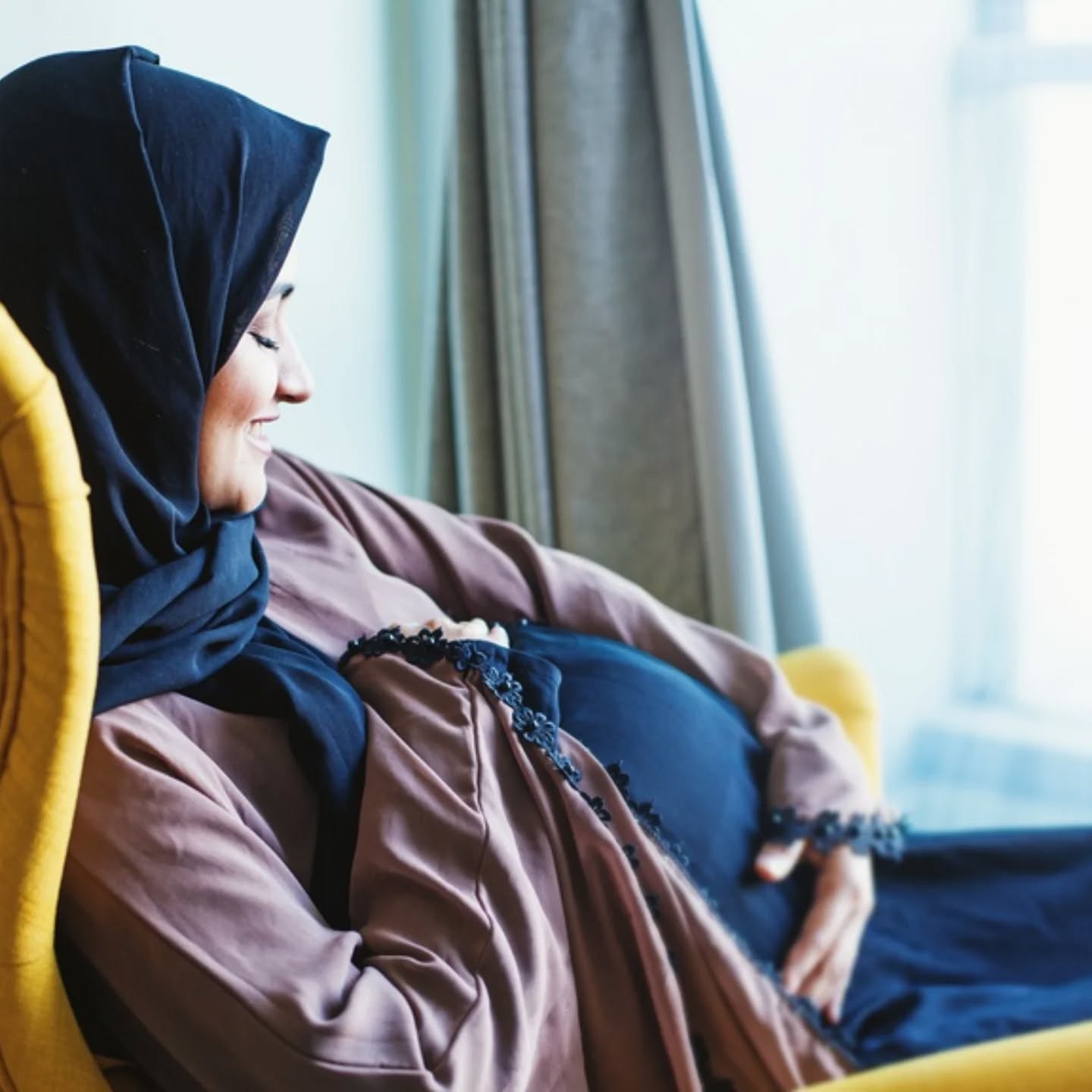 ☆♡ RAMADAN ♡☆
De ramadan is een periode waarin wij als verloskundigen altijd veel vragen krijgen over vasten. Is het verantwoord om te vasten tijdens de zwangerschap? Onderzoeken laten wisselende resultaten zien met betrekking tot de invloed op het geboortegewicht van de baby, de kans op een vroeggeboorte en de kans op het ontwikkelen van zwangerschapsdiabetes.
Sommige zwangeren willen graag proberen mee te doen aan de ramadan. Mocht je dit graag willen, hou dan in ieder geval rekening met de volgende adviezen:
- Eet voldoende en gevarieerd op de momenten dat je wel mag eten.
- Drink voldoende en kies het liefste voor water of thee zonder suiker
- Eet complexe koolhydraten, zuivelproducten, noten en fruit
- Vermijd suikers, witmeel en verzadigde vetten
- Luister naar je lichaam. Probeer werk en andere activiteiten aan te passen aan de tijden waarop je mag eten.
- Neem bij zorgen contact met ons op
Geef je borstvoeding tijdens de ramadan? Let dan op de volgende dingen:
- Laat je kindje zoveel mogelijk aan de borst drinken op de momenten dat jij zelf ook mag eten.
- Je kunt eventueel s’nachts wat extra melk kolven en dit overdag aan je kindje geven
- Wees bewust dat je melkproductie achteruit kan gaan als je overdag kunstvoeding aan je kindje geeft.
- Let op de concentratie van je eigen urine. Als dit donker wordt of sterk geurt is dit een teken dat je zelf te weinig vocht binnen krijgt.
Tot slot, voel je niet schuldig als je niet kunt vasten! Hier een mooie blog geschreven door Aziema Fatima:
https://www.ibohalimah.com/voel-je-niet-schuldig-als-je-niet-kan-vasten/