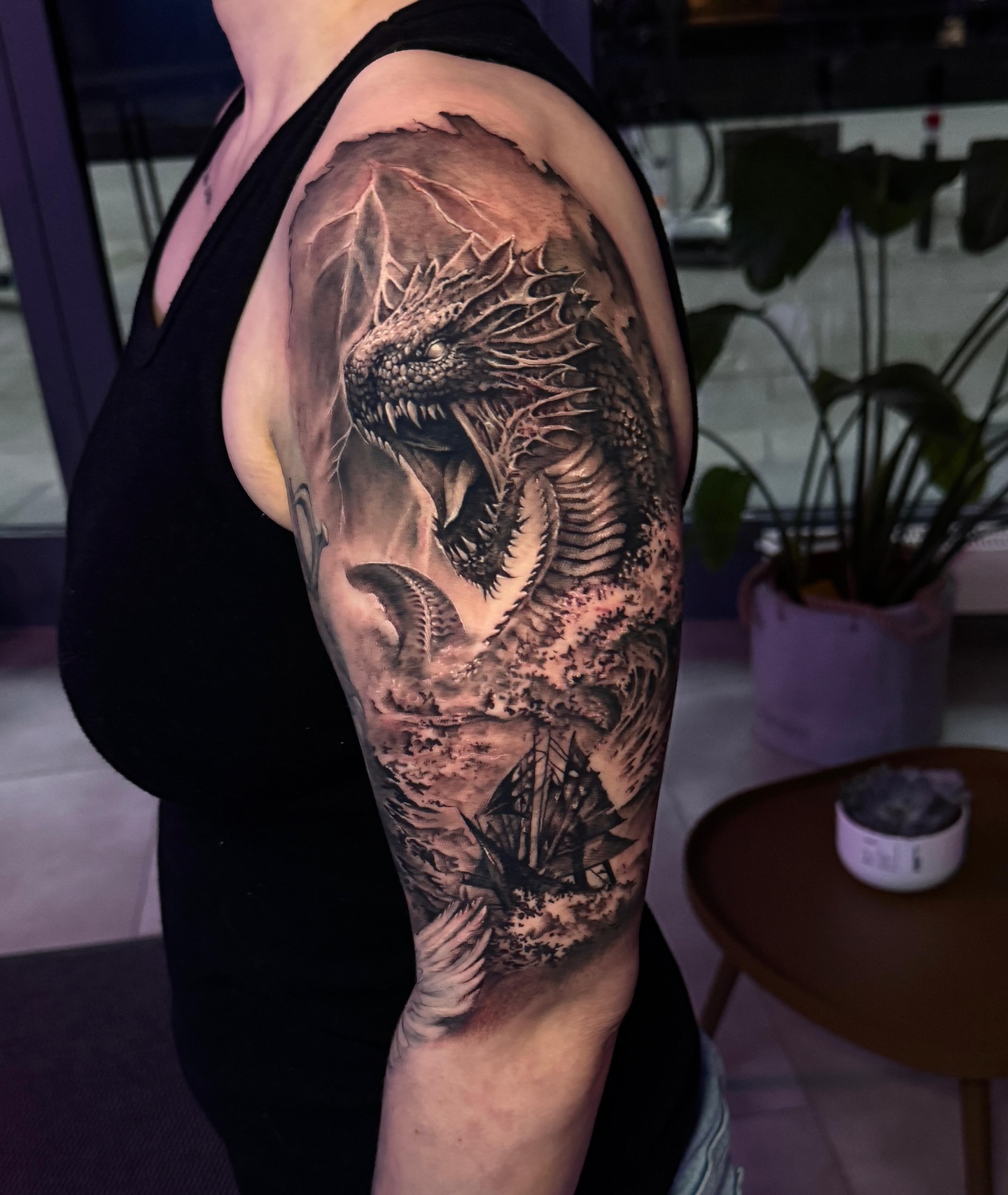 Von epischer Fantasy bis hin zu emotionalen Erinnerungen – Tattoos erzählen Geschichten! 🖤✨
Ob furchteinflößender Drache, detailliertes Haustier-Porträt oder ein düsteres Realistic-Piece, jedes Tattoo trägt eine tiefere Bedeutung. Black & Grey Tattoos mit meisterhafter Schattierung und lebendiger Tiefe – Kunst für die Ewigkeit! 🎨🔥
From epic fantasy to emotional memories – tattoos tell stories! 🖤✨
Whether it’s a fearsome dragon, a detailed pet portrait, or a dark realistic piece, every tattoo holds a deeper meaning. Black & Grey tattoos with masterful shading and incredible depth – art that lasts forever! 🎨🔥
#RealisticTattoo #BlackAndGreyTattoo #TattooArt #TattooInspiration #FantasyTattoo #PetPortraitTattoo #TattooDesign #TattooGermany #TattooKunst #InkAddict #BodyArt”