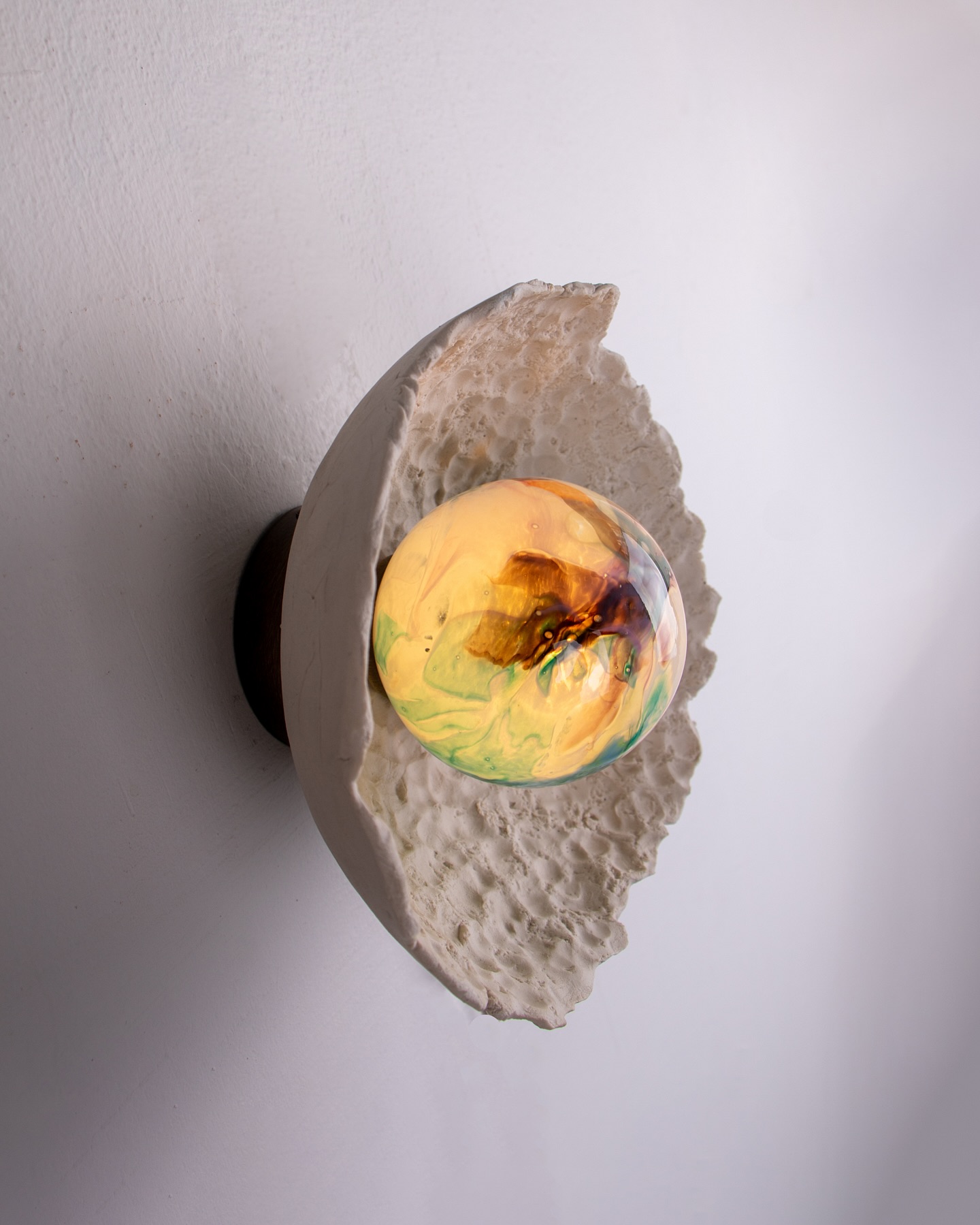 Inspired by the texture of the sea, Asea 16 features a wavy surface and hand-blown glass sphere. Each piece is individually shaped by hand by Ceren ✨, bringing a unique sense of tranquility to your space.💫
>> maiizen.com