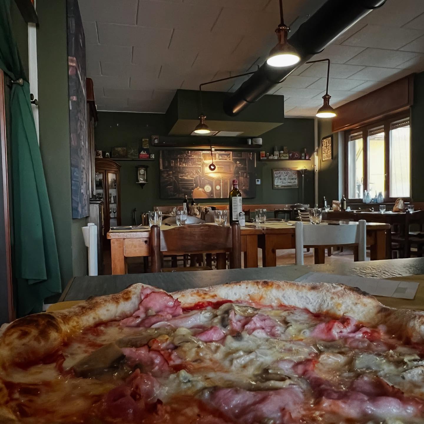 Impasto fragrante, ingredienti genuini e quel profumo che sa di casa. 🍕✨
La #pizzettadaRossino è più di una pizza… è un’esperienza da gustare fino all’ultimo morso!
Chi si siede a tavola con noi stasera? 😍🔥
#daRossino