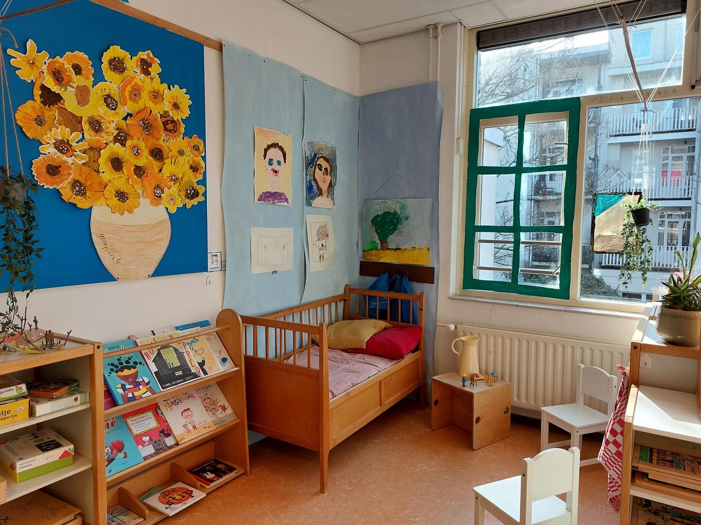 Thema kunst bij de kleuters - de slaapkamer en zonnebloemen van Van Gogh...