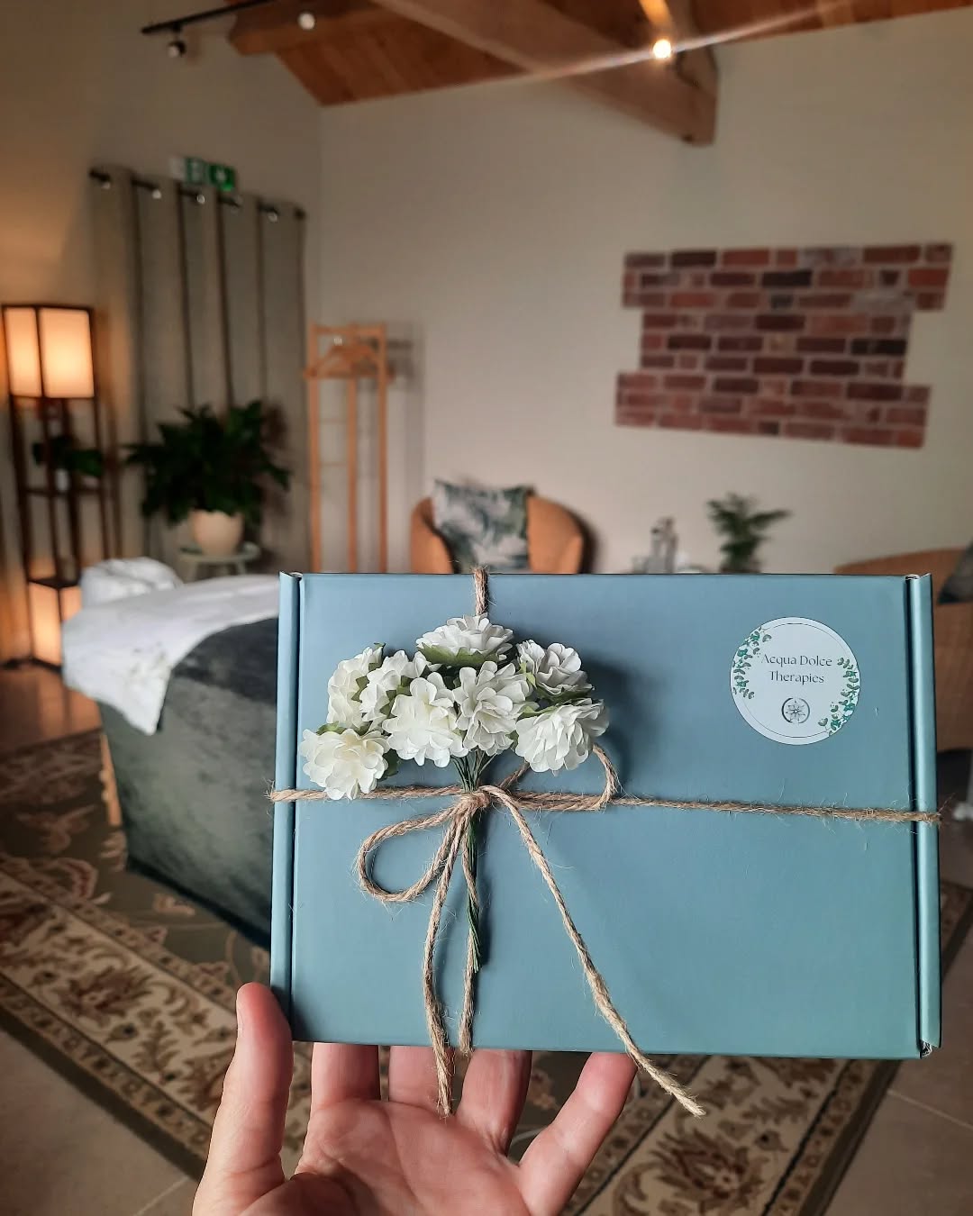 This is a gift box I just made; it contains a massage gift voucher for a lovely woman which recently feels very tired and needs some time for herself, somebody close to her decided to donate her a massage, what a thoughtful gesture ❤
If you are the person who would like to receive this......you know where the share button is 😉
Massage Gift Voucher available to purchase 24/7 from my website (link in BIO)
.
.
.📍Acqua Dolce Therapies studio between Hereford and Hampton Bishop HR14JU
📞07951 736876