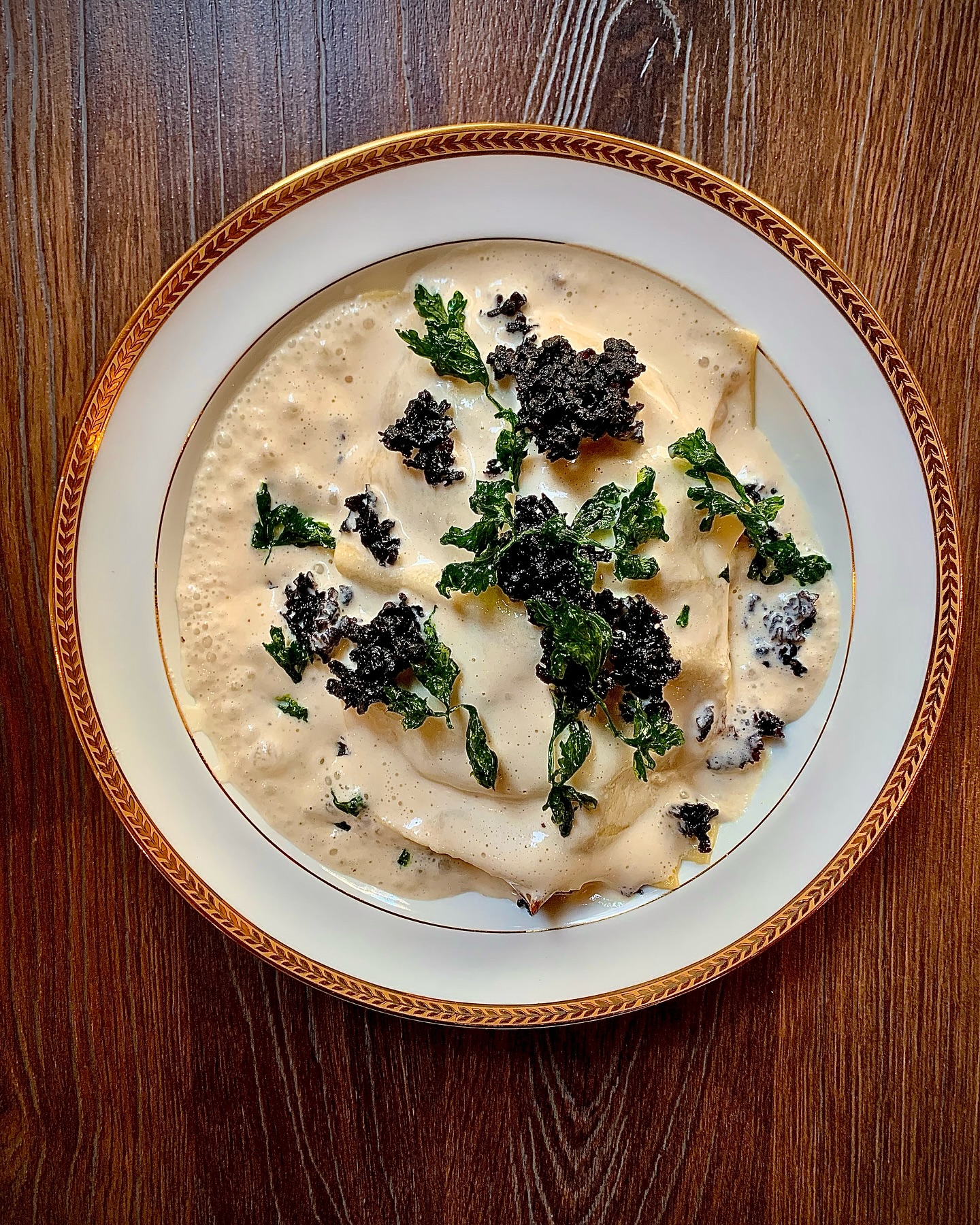 Raviole ouverte, choux kale rouge, champignons de Paris, oignons fondants, espuma saint nectaire, persil et riz noir frits
#restaurant #bistro #vegetarian #vegetarianfood #food #lyon #lyon3 #lyoncity