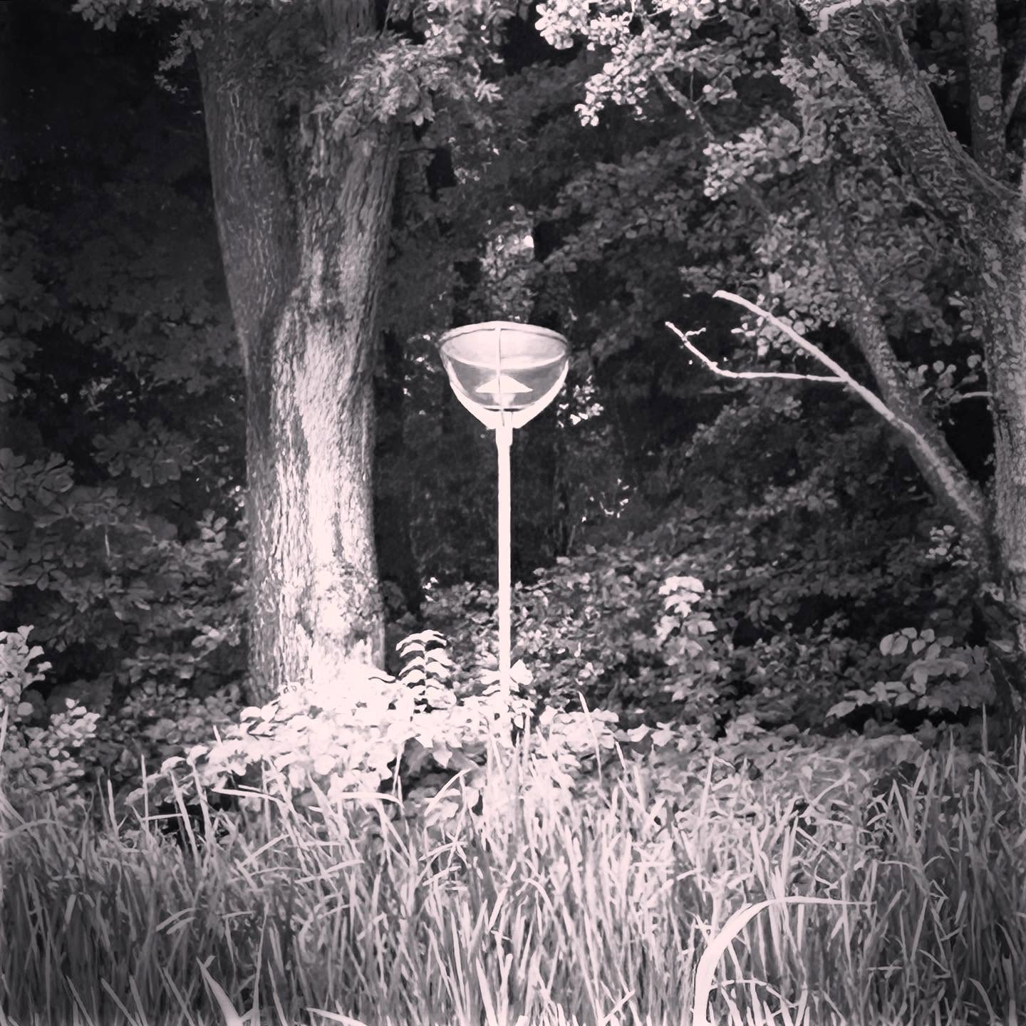 Træd ind i historien og oplev Wegnerlygten: En sammensmeltning af arv og design! Tag med på en rejse gennem tid og æstetik i Hans J. Wegners fødeby, Tønder, og lad dig fortrylle af den ikoniske Wegnerlygte. Designet i 1976 af den verdensberømte arkitekt og møbeldesigner Hans J. Wegner i samarbejde med arkitekt Marianne Wegner, har denne visionære belysningsløsning vundet hjerter verden over.
Wegnerlygten pryder i dag mange gader, stræder og pladser både i danske og udenlandske bymiljøer. Med sin skråtstillede reflektorhat og kegleformede metalskærm tilbyder den ikke blot behagelig belysning, men også et æstetisk udtryk, der komplimenterer enhver omgivelse.
Gør dig klar til at blive fortryllet af Wegnerlygtens charme og funktionelle elegance! Gå på opdagelse i Tønders gader og stræder, hvor du kan opleve Wegnerlygten.
#hansjwegner #wegnerlygte #belysning #belysningsdesign #danskdesign #skandinaviskdesign #udendørsbelysning #hanswegner #parker #haver #aftentur #byrum #bevaringsværdigehuse #historiskehuse #bygningskultur