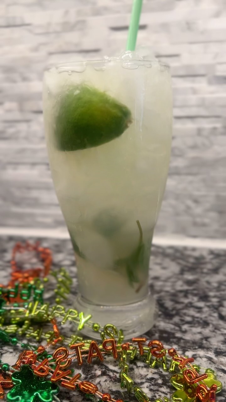 St. Patty’s Mocktail ☘️🇮🇪
Taste: sweet & refreshing with a bite!
Ingredients:
Cucumber, Lime & Mint Juice
Ginger Beer
Garnish with Mint and Lime
#Mocktails #wellpoured #stpatricksday☘️ #stpatricksdaymocktail #stpatricksdaycocktail #cocktails