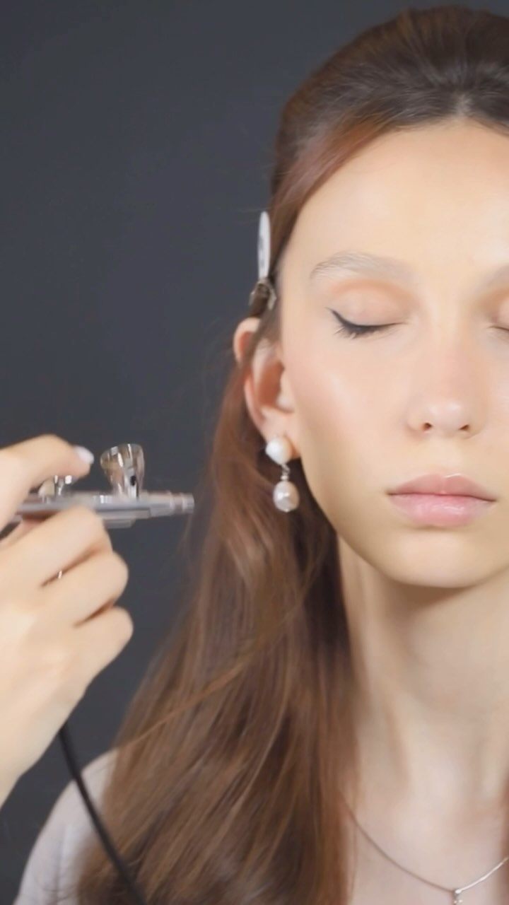 ריכזתי כמה נקודות חשובות לשאלה שכל הזמן נשאלת-
למה עברתי לאיירבראש – ורק איתו אני מאפרת כבר 8 שנים?
✔ עמידות מטורפת – האיפור נשאר מושלם מהבוקר ועד למחרת.
✔ כיסוי דקיק כמו עור שני – טבעי לחלוטין ויכול להגיע גם לכיסוי מלא.
✔ מסתיר במאה אחוז #מה שנבחר בלי שכבות כבדות – פיגמנטציה, פצעונים וצלקות, בלי תחושת מסכה.
✔ מתאים לכל סוגי העור –גם לעור רגיש, עם התאמה מושלמת לגוון שלך.
✔ מושלם לעור בוגר – בזכות שכבה דקה שלא מדגישה קמטוטים.
✔ גימור בהתאמה אישית – מט או מבריק.
✔ היגייני וסטרילי יותר לעור הפנים– הרבה פחות מברשות וספוגיות שנוגעות מטשטשות או מורחות.
אין כמו האייר בראש למי שמחפשת
איפור בלי שפכטל ,עמיד ועדין שמושלם לקיץ בישראל #איפור
עם #סקין מושלם שנראה מדהים ונעים על הפנים ..