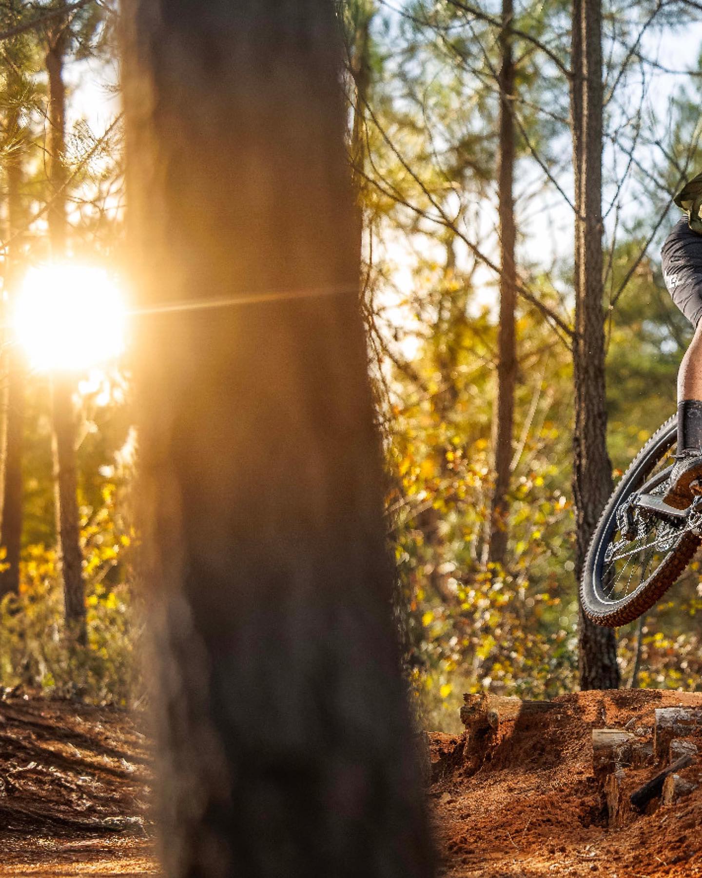 Endlich wieder Sonne, Trails und unvergessliche Bike-Abenteuer
Die Tage werden länger, die Luft wärmer, und es zieht uns hinaus in die Natur. Die warme Sonne auf der Haut spüren, die frische Luft einatmen, den Staub der Trails unter den Reifen fühlen – endlich wieder biken.
Unsere täglich geführten Biketouren sind mehr als nur Fahrten durch die Landschaft. Sie führen auf versteckte Singletrails, vorbei an den schönsten Ecken Südfrankreichs. Sie bieten Herausforderung, Naturerlebnis und vor allem das Gefühl, gemeinsam unterwegs zu sein. Denn zusammen Sport zu treiben, verbindet.
Nach einem Tag voller Action lassen wir die Tour entspannt ausklingen. Ein kühles Bier auf der Terrasse, der Blick über die weite Landschaft, Gespräche mit Gleichgesinnten. Die Erinnerungen an die besten Abfahrten des Tages und die Vorfreude auf die nächste Tour.
In einer Woche startet das Domaine du Frigoulet in die neue Saison. Seid ihr bereit? Packt euer Bike und erlebt unvergessliche Momente auf den Trails Südfrankreichs.