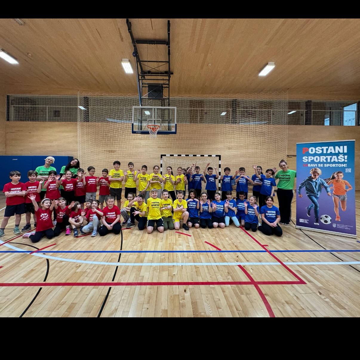 ❄️ Zimski školski praznici protekli su aktivno i edukativno. 🤸🏻♀️🏃➡️ Naš @spk_optimus sudjelovao je u projektu @mints_rh i Sportskog saveza grada Zagreba “pOSTANI SPORTAŠ - zaBAVI SE SPORTOM” 💃🏻🕺🏻 gdje su učenici nižih razreda osnovnih škola cijeli tjedan imali priliku učiti i savladavati plesne pokrete.
Sa zadovoljstvom možemo reći da su na kraju prvog tjedna postali bogatiji za nova znanja i vještine, a mi se veselimo provesti sljedeće školske praznike s njima, učeći ih novim plesnim umijećima! 🤩✨