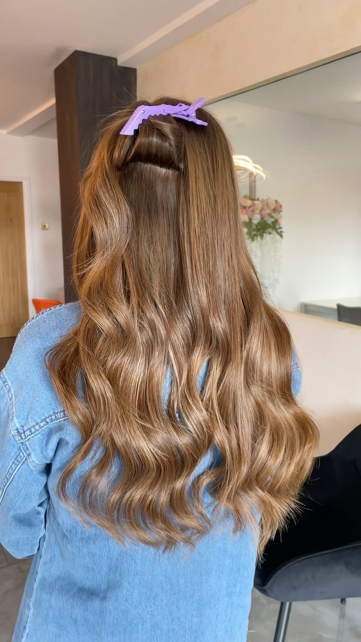 Refit on this gorgeous 20” nano weft 🧵🪡
Why We Love the Nano Weft! 👇🏼
1. Discreet & Comfortable: At just 5x smaller than regular weaves, the nano weft is incredibly discreet, making it perfect for a natural look without compromising comfort!
2. Versatile Colour Blending: We can mix various colors to achieve a stunning balayage effect, providing you with depth and dimension in your hairstyle.
3. Ideal for Fine to Medium Hair: The nano weft is specifically designed to seamlessly blend with fine to medium hair, offering a full, voluminous look without the bulk.
Dm me if you would like more information on the Nano weft! ❤️🥰
-Harriet xx