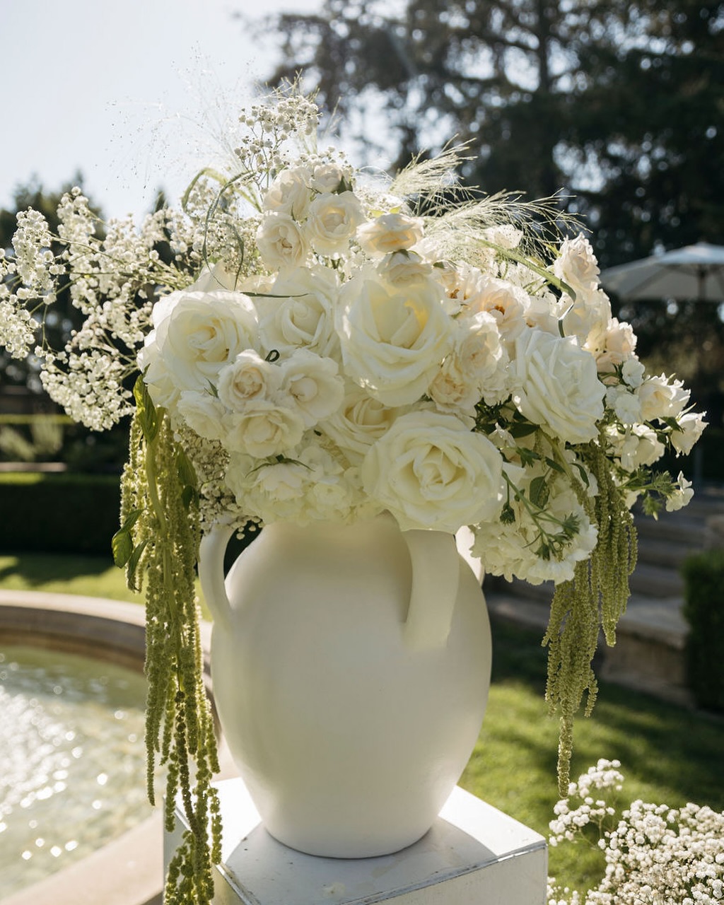 Mood: A fairytale moment brought to life at Greystone Mansion—where whimsical Baby’s Breath blends with timeless romantic Roses sets the stage for ‘I do.’
@amariproductions
@silkandribbon_events