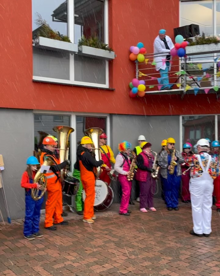 🎭🐐 Fasnet 2025 – Rückblick Teil 3: Einweihung der neuen Stehle beim Narrenbrunnen 🐐🎭
Mit Wetterglück war der Schmotzige Dunschdigs Kinderumzug, bei dem die Kindergarten- und Schulkinder mit vielen unterschiedlichen Kostümen teilnahmen gesegnet. 🥳
Trotz anschließendem Schneeregen war die Stimmung bei der Einweihung der neuen Stehle astrein. Die neue Stehle rundet unseren Narrenbrunnen imposant ab. Auf ihr kann man nicht nur das Schonacher Fasnet-Symbol in Form eines kupfernen Batzenweckens bestaunen, sondern auch – ebenfalls in Kupfer graviert – auf der einen Seite die Sage des Geißenmeckerers und auf der anderen Seite die Sage des Batzenweckens selbst. 🐐🎉🥳
Ein riesiges Dankeschön geht dabei an die Burger Group, die die Stehle anlässlich des 150 Jahre Batzenwecken Jubiläums gestiftet hat.
@burger_group
@mvschonach
Wenn ihr sie noch nie in Echt gesehen habt, kommt bei der nächsten Gelegenheit vorbei und schaut auch dieses Stück Historie vor Ort an. 🥳
#nzschonach #geißenmagd #geißenmeckerer #schonach #batzewecke #esgohtdegege #fasnet #fasnet2025 #2025 #verbandoberrheinischernarrenzünfte #narrenzunft #narrinarro #brauchtum #carnival #party #fun #people #tradition #blackforest #love #schwarzwald #nature #history #bepartofit #germany #mask #wood #winter #culture