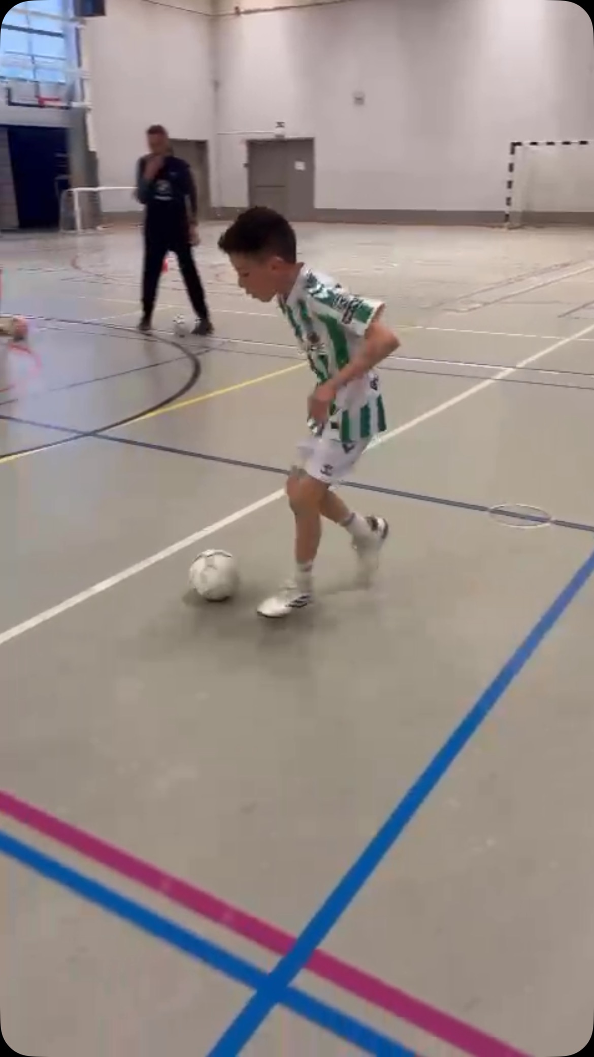 Isolatie⦠onze trainingen starten steeds met een aantal geïsoleerde bewegingen. Later in de training worden spelers gestimuleerd dit in de context toe te passen. #mclacademy #futsal #voetbal #zaalvoetbal