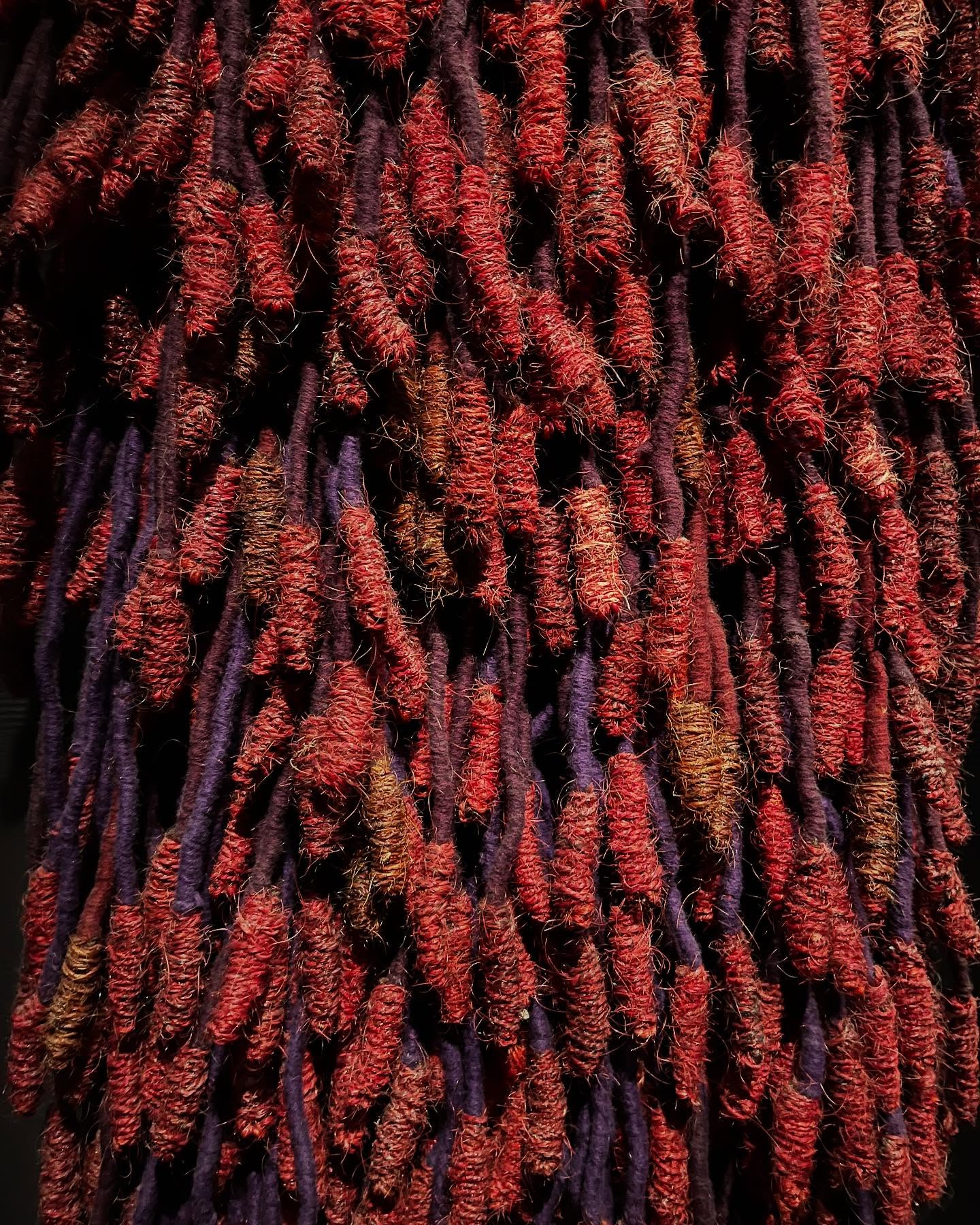 ✨ Nouvel article sur le blog Caligraphic Paris ! ✨
Découvrez notre dernier récit inspirant, où nous plongeons dans l’univers fascinant de l’artiste textile Olga de Amaral, dont les œuvres sont actuellement exposées à la Fondation Cartier à Paris jusqu’en mars 2025. 🌸
Cette exposition m’a profondément touchée, éveillant en moi des souvenirs précieux et des réflexions sur les liens entre tradition et modernité. Olga de Amaral, avec ses tissages complexes et ses expérimentations audacieuses, m’a fait penser à des artistes contemporaines comme Olgalyn Jolly @ojolly , qui repousse les limites du tricot, mais aussi à ma grand-mère Josefa, dont les mains savantes ont façonné mon amour pour le textile.
Dans cet article, je partage comment ces femmes, à travers les époques et les continents, ont tissé des histoires, des mémoires et des émotions dans chaque fil. 🧵💫
👉 www.caligraphic.fr/blog
#CaligraphicParis #SlowFashion #OlgaDeAmaral #OlgalynJolly #TextileArt #FondationCartier #ModeDurable #Inspiration #Heritage #Tissage #ArtTextile