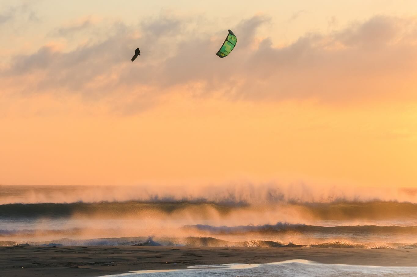 Who else has got a Tarifa trip planned in 2025? I don’t have the exact dates set but I’m aiming for @full_power_tarifa - can’t wait to see all the big air competitions unfold this year. Which one are you looking most forward to? See you there 🤙
Ps: my first trip to go kiting Tarifa was in 2002 when I was 14 years.
Photos by: @lucastozzi @ludovic_franco
@kitemana_com