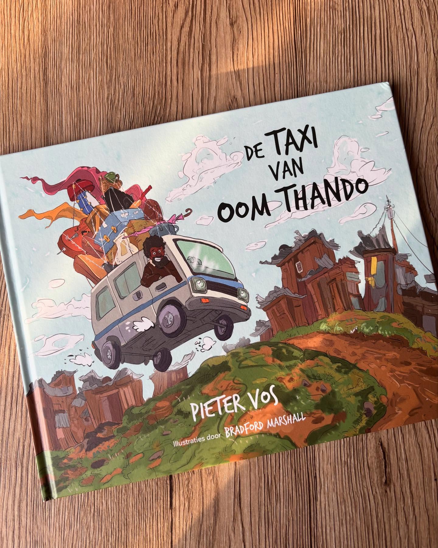 Boekentip! 📚🇿🇦
‘De Taxi van Oom Thando is een prachtig verhaal over een bijzondere vriendschap die opbloeit in de sloppenwijken van Zuid-Afrika. Een superleuk kinderboek om voor te lezen én om weg te geven!
Het kinderboek is geschreven door Pieter Vos, directeur van Victory4All Nederland. Hij heeft verhalen, personen en ervaringen uit zijn jeugd in Zuid-Afrika gebruikt om dit grappige en hartverwarmende verhaal over Butha en zijn Oom Thando te schrijven.’
Volgens ons een fantastisch prentenboek ter voorbereiding op of juist om na te genieten samen met de kids van jullie familiereis door Zuid-Afrika! ☀️ Tevens gaat de volledige opbrengt van dit boek naar het goede doel. Nóg meer leesplezier dus.
#zuidafrika #opreismetkinderen #droomreis #southafrica #reizenmetkinderen #kaapstad #goeddoel @victory4all.nederland