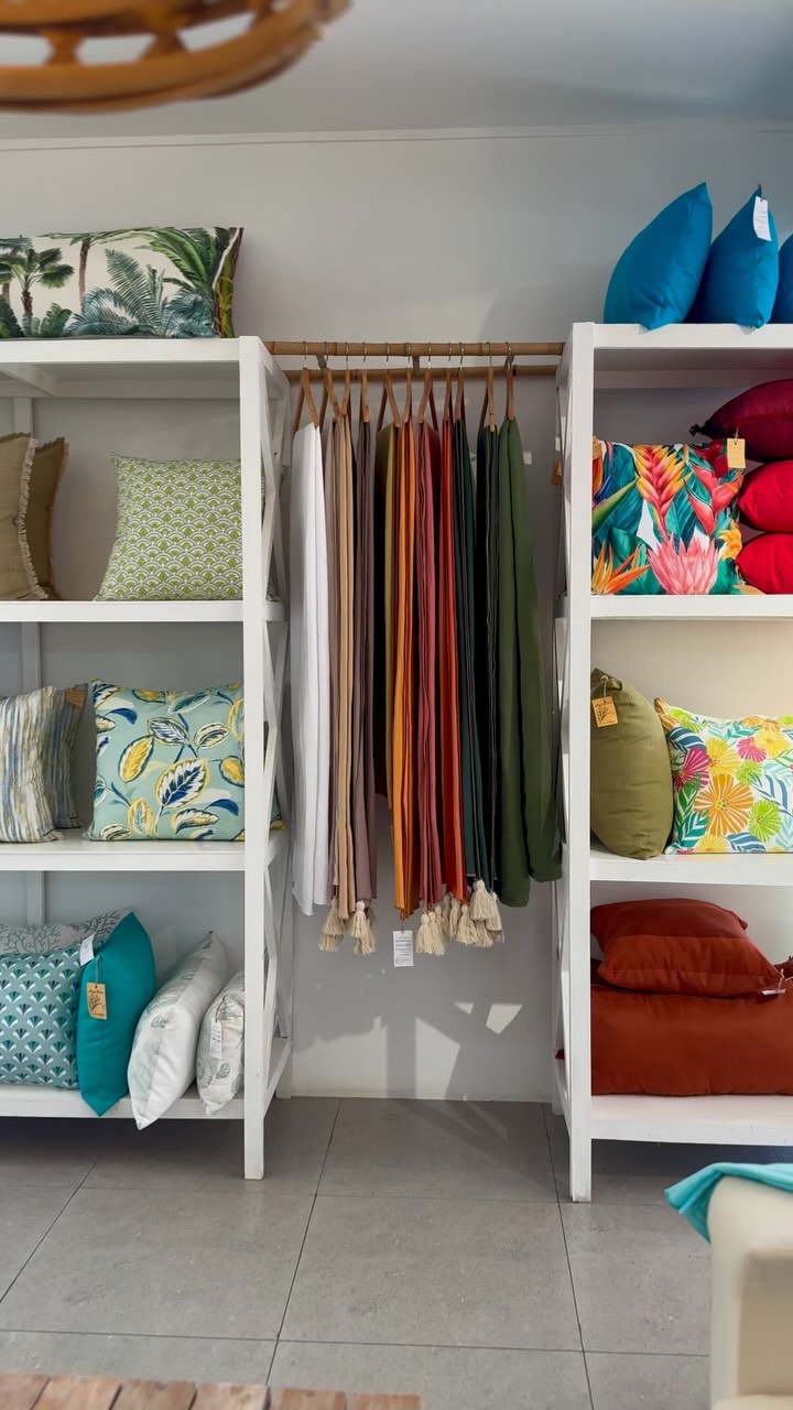 🪸 Add a bold statement to your home with our bed and sofa runners. A mix of rich colors, elegant details, and playful tassels - design to stand out!
#IslandlifestylebyAngelaParkar