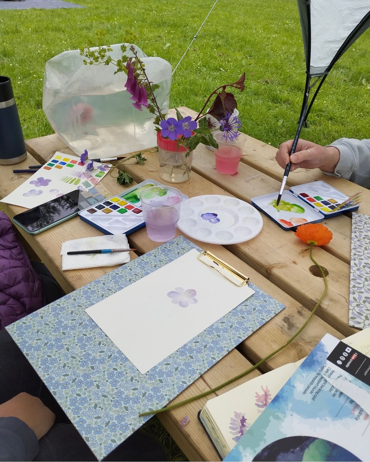 Join us for an afternoon of creativity to spark joy! We’re celebrating Mother’s Day by hosting a card making workshop to help you create a beautiful card for your lovely mums 💞@jenny.coats.created will teach us the art of watercolors and calligraphy 🎨🖌️ this will be a lovely way to spend some quality time with your mum’s, children or friends in our barn area and enjoy some quality time together creating something special. Tickets £20, includes a soft drink and chip butty. Saturday 22nd March, 12pm - 3pm. Suitable kids 7+. Tickets limited, go to our website to get your tickets now!
#mothersdaysheffield #sheffieldevents #bradfield #peakdistrict #mothersdaycards #mothersday
