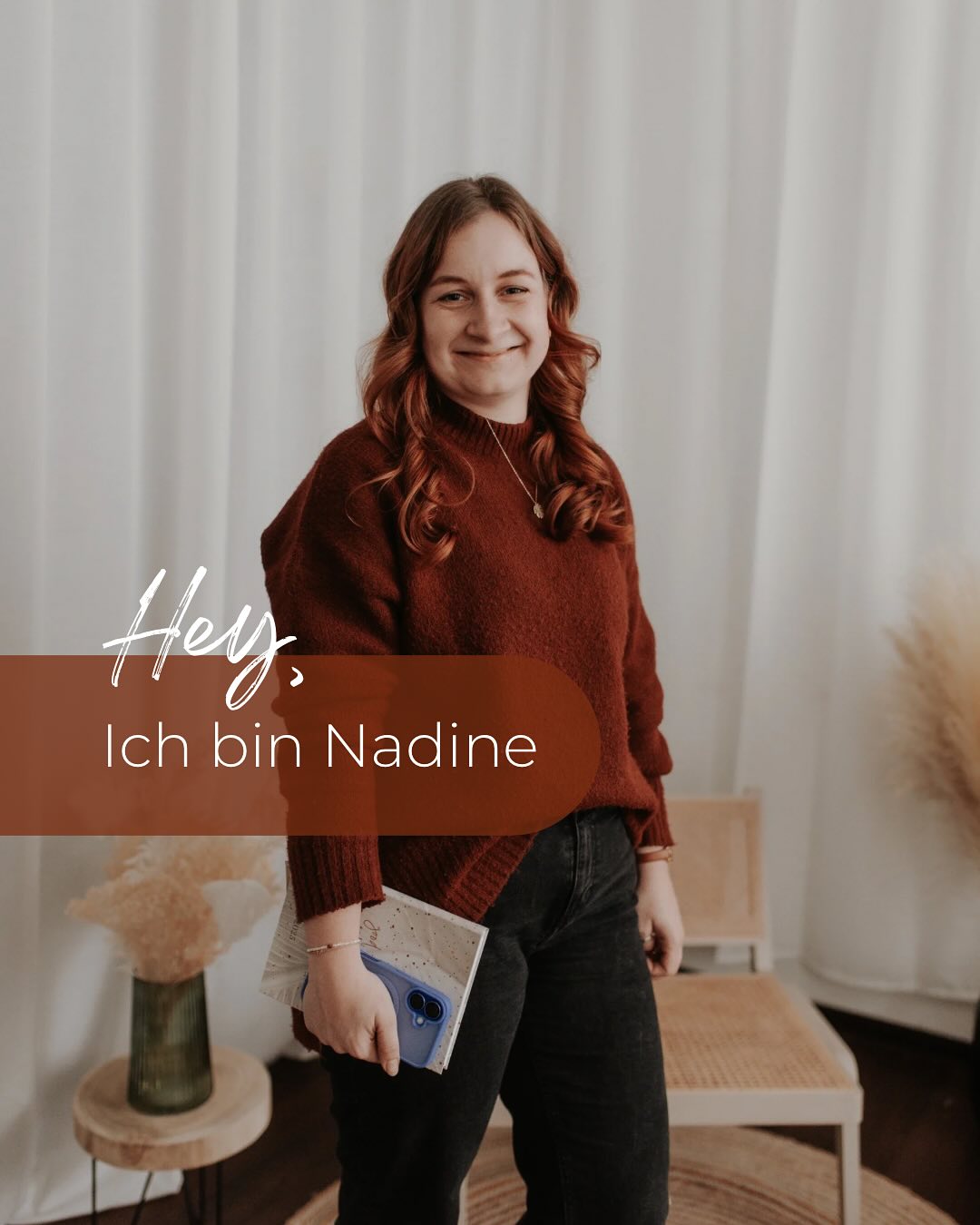 Hey, schön das du da bist!
Ich bin Nadine, Fotografin für Familien-, Paar- und Hochzeitsfotografie in Thüringen.
Mit meiner Kamera fange ich nicht nur Bilder ein, sondern die echten Emotionen und Geschichten eurer besonderen Momente.
Dabei ist es mir eine Herzensangelegenheit, dass ihr euch wohlfühlt und Spaß habt – denn nur so entstehen diese einzigartigen, authentischen Erinnerungen, die euch ein Leben lang begleiten.
Lasst uns gemeinsam eure Geschichte in Bildern erzählen!
#Fotografin #PhotographyLover #PhotographerLife #PortraitPhotography #Hochzeitsfotografin #BehindTheLens #CreativePhotography #FotoLiebe #PhotographersOfInstagram #SelfIntroduction #MeetThePhotographer #PhotographyPassion #WomenInPhotography #LichtundLiebe #MyPhotographyJourney #AuthenticMoments #Fotoshooting #KreativeFotografie #Storyteller #LovingMyJob
Businessfotos von der wundervollen @stephanie_pachali_fotografie 🤍