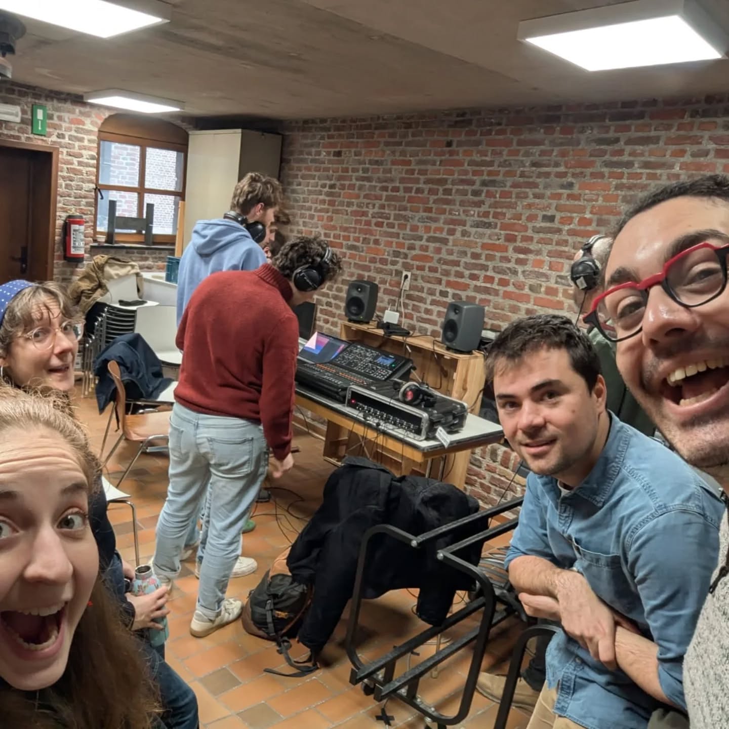 Nous enregistrons !!! 🥳
(... Ou bien nous torturons à coup de 🦌🦌🦌 des étudiants en ingé son ?! 🧐😬🙊😅)
On a hâte de vous partager le résultat ! Quelle joie et quelle chance ! Merci @artsaucarre pour cette très belle opportunité !
Spectacle en cours de création... ça arrive ! :))
#enregistrement #conservatoire #music #chambermusic #musique #musiquedechambre #quatuorvocal #acapella #ensemble #joie