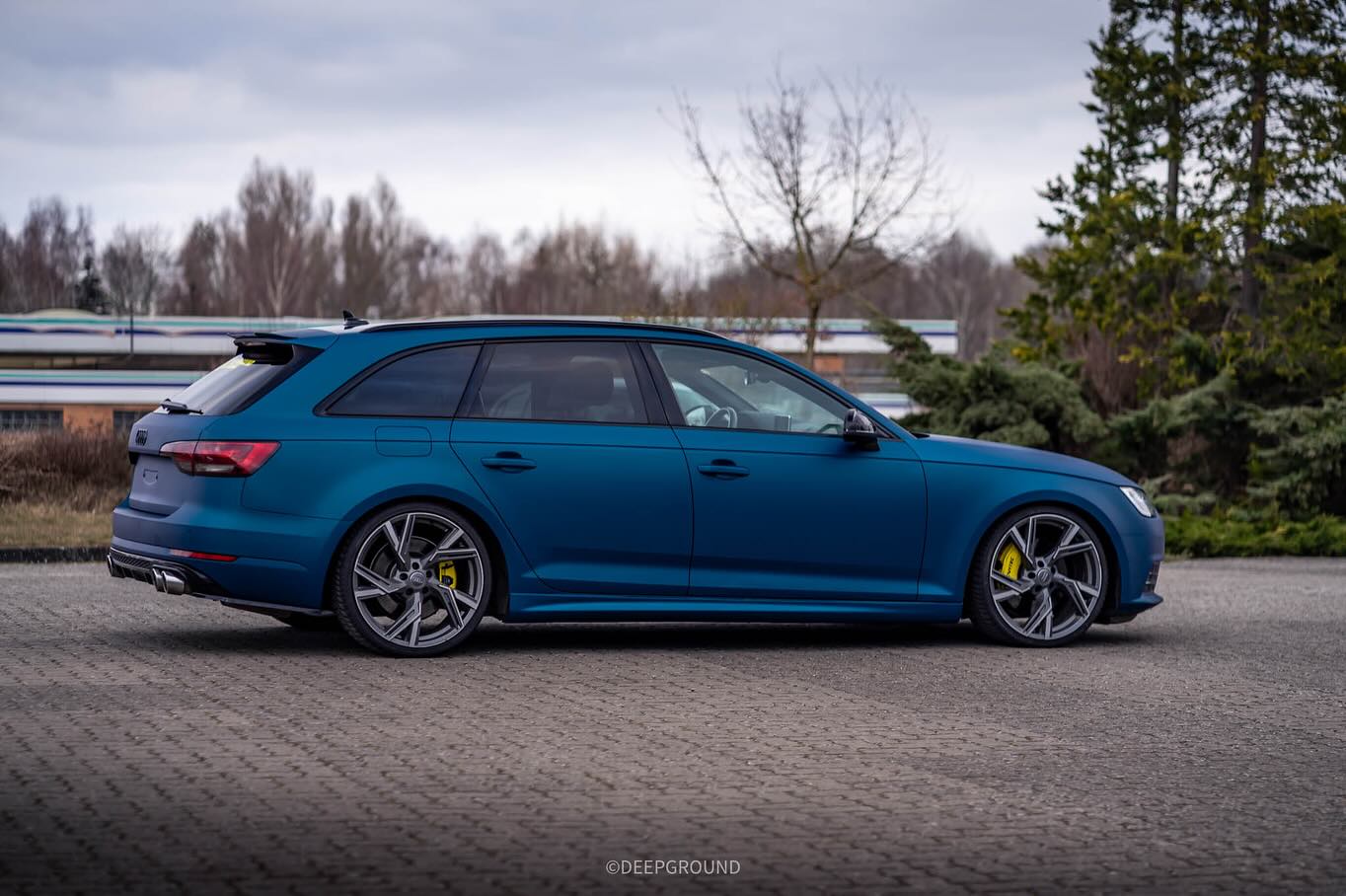 Dieser Audi A4 hat eine Vollfolierung bekommen. Das Dach wurde in schwarz glanz foliert und ebenso kamen vereinzelnde Akzente. Zuvor haben wir das Fahrzeug entfoliert.
Danke für das Vertrauen! 😋
___________________________________________________ #deepground #a4 #a4avant #wrappedcars #turbo #audia4 #lowstance #slammed #blue #carporn #cars #wrapped #audi #wrappedworld #folierung #audipty #motorsport #pwf #low #bagged #stancenation #perfection #audilove #insta #instagood #follow #picoftheday