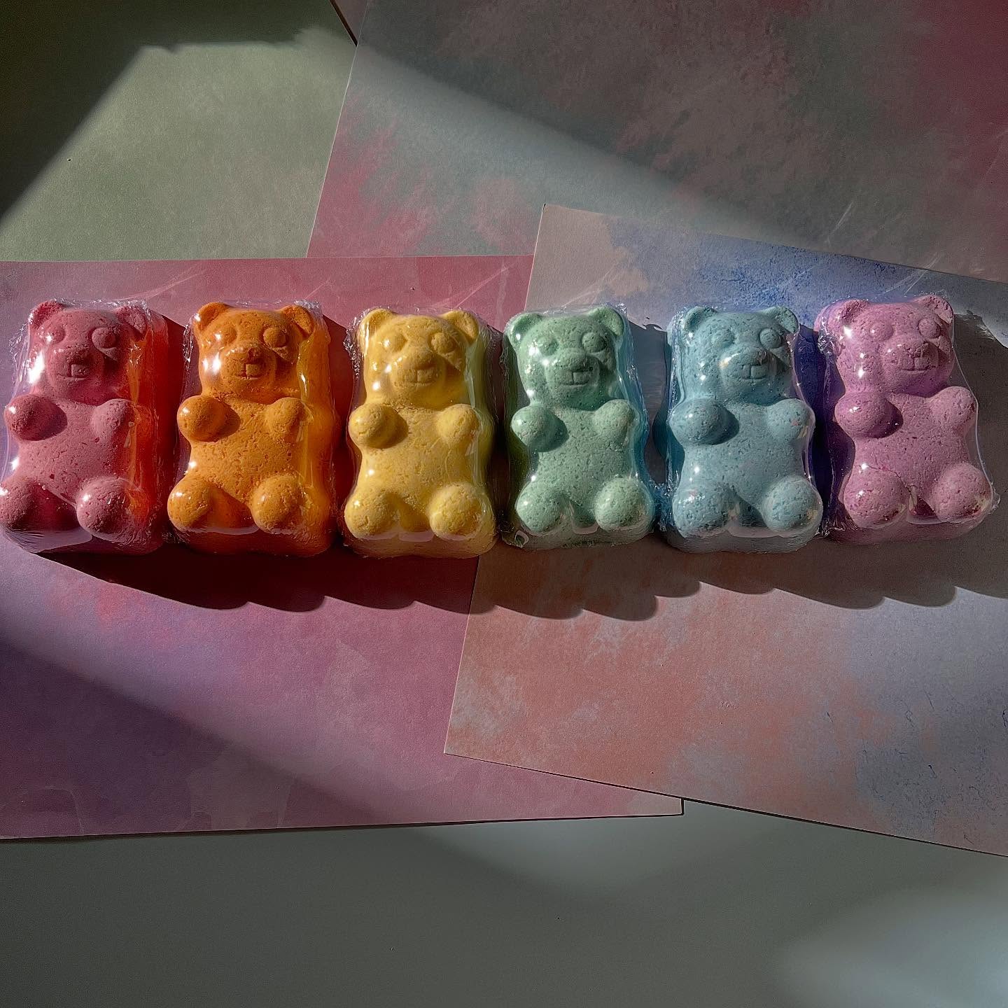 Gummy bear bath bombs for calling in the spring time! ❤️🧡💛💚🩵💜
Pink sugar crystal scented
•
These are almost the size of my hand! Perfect for littles because who doesn’t love bath bombs or gummy bears that smell so sweet? My nephew gave me this idea and my daughter loves it so it tested and proven. 👍🏽😁