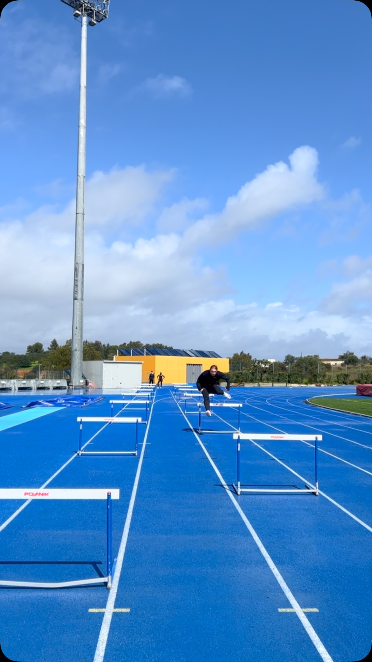 Hürdendrills mit #teamCA
Kurzer Einblick in das Trainingslager in Portimão 🇵🇹
#faster #higher #further #together!
#trackandfield #athletics #leichtathletik