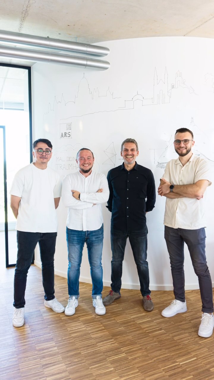 2024 war für uns ein Jahr voller Veränderungen und spannender Projekte! 🎉
Neues Büro, spannende Herausforderungen, erfolgreiche Projektabschlüsse – jetzt starten wir mit voller Energie in 2025! 🚀🏗️