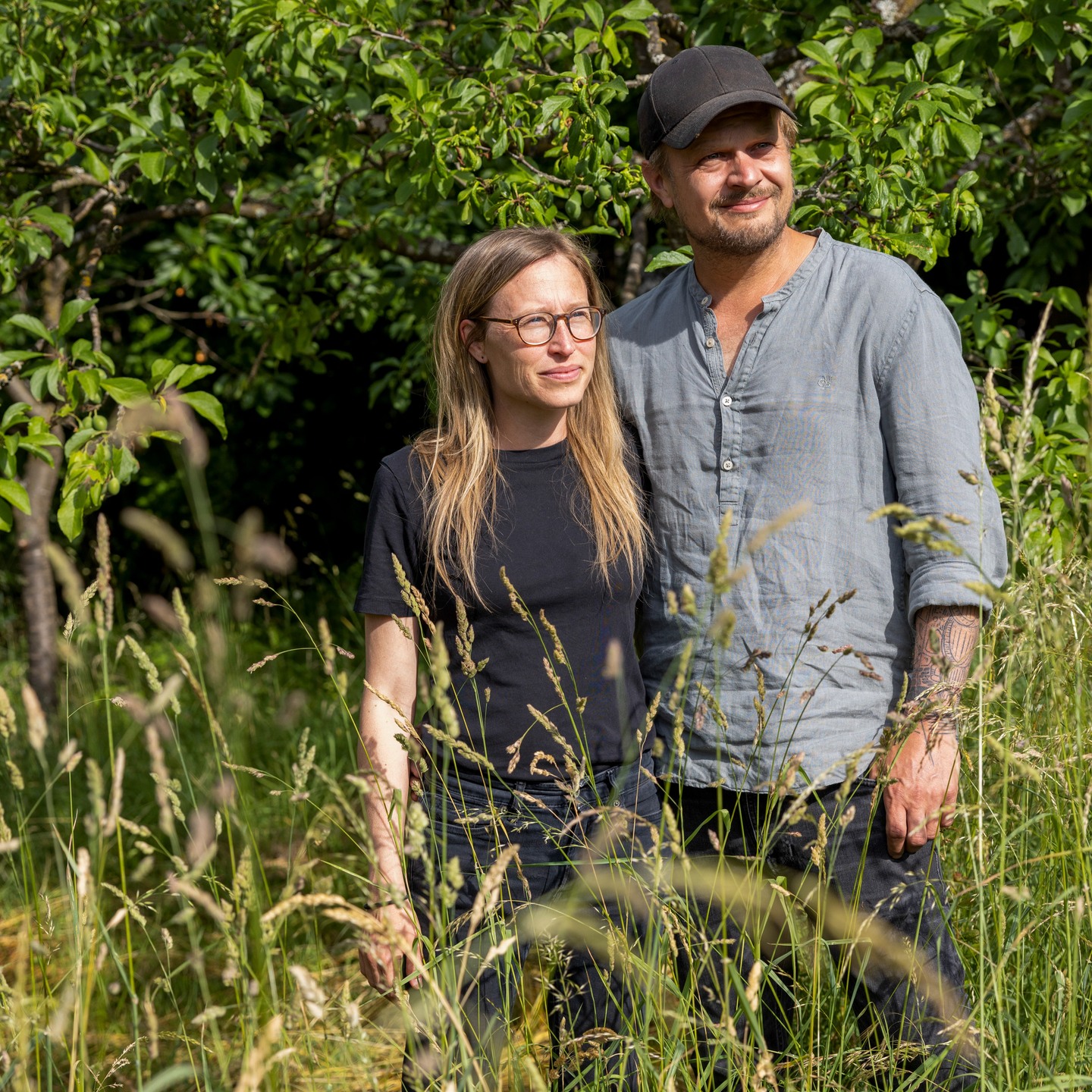 🍷 2Naturkinder – Wein, der anders denkt 🍷
Melanie & Michael von 2Naturkinder aus Franken sind nicht einfach nur Winzer – sie sind Visionäre. 🌿✨ Mit einem Hintergrund in jüdischen Studien und Philosophie kehrten sie 2013 aus der Verlagsbranche zurück, um das Weingut ihrer Familie zu übernehmen. Seitdem machen sie Weine, die kompromisslos ehrlich sind – ohne Zusatzstoffe, ohne Schnickschnack, einfach pur.
🐑🦇 Neben ihren Reben kümmern sie sich liebevoll um ihre tierische Familie: Fledermäuse und Schafe, die das Ökosystem im Weinberg im Gleichgewicht halten. Denn für sie ist der Boden ein lebendiges Wesen, das individuell gepflegt werden muss, um großartige Weine hervorzubringen.
🔥 Ihre Weine? Mindestens ein Jahr Reifezeit im alten Keller, meist in Eichenfässern. Kein Schwefel, keine Zusätze – nur Natur. Jeder Jahrgang ist einzigartig und erzählt die Geschichte von Land, Klima und Menschen.
Wer ehrlichen, unverfälschten Naturwein liebt, kommt an 2Naturkinder nicht vorbei. Probiert sie – und schmeckt, was passiert, wenn Wein anders gedacht wird.
👉 Link in Bio! #2Naturkinder #NatureSip #Naturwein #Frankenwein #UnfilteredWine #PureTerroir