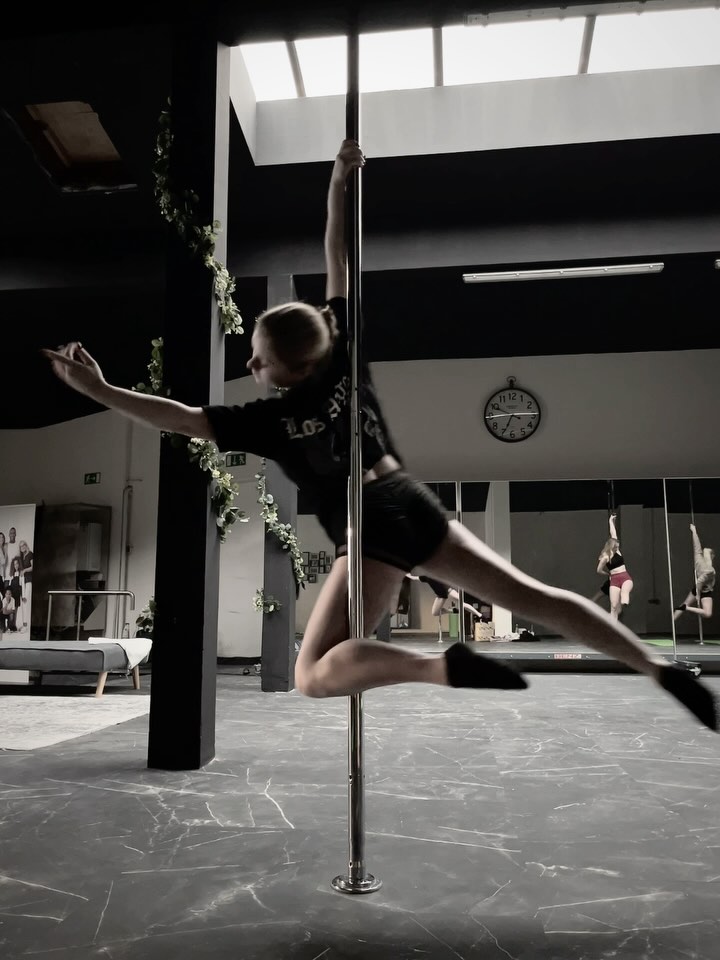 Sensual Pole Choreo Part I
Was ist eure Lieblingssong für eine Sensual Pole Choreografie?
#pdcombo #pdchoreography #pdbeginnercombo #pdflow #pdshapes #pdshapes #poledance #sports #womanfitness