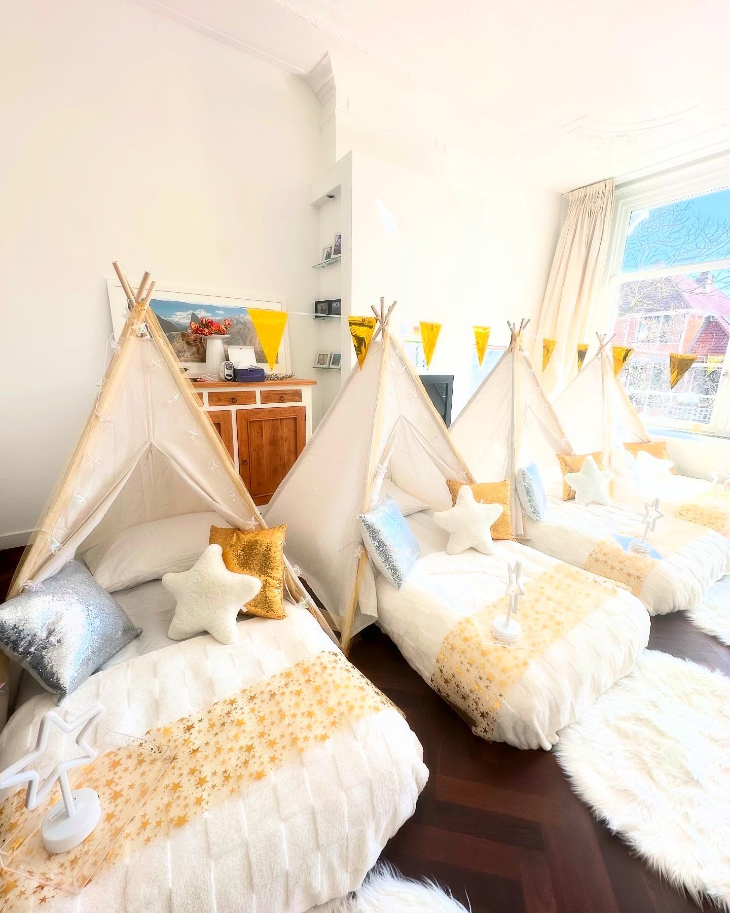 This weekend, we had the joy of setting up our newest theme, Glam Under the Stars ⭐️, for a very special birthday girl! An 8-year-old and her six best friends had the most magical sleepover, filled with twinkling lights, cozy teepees, and lots of laughter. ✨
Our Glam Under the Stars setup is perfect for creating unforgettable moments at your party, event, or sleepover. We bring the magic to locations all over the Netherlands!
Ready to make your little one’s dream sleepover come true? Send us a message!
Dit weekend mochten we een 8-jarig meisje verrassen met ons nieuwste thema, Glam Onder de Sterren ⭐️! Samen met haar zes beste vriendinnetjes beleefde ze een sprookjesachtige slaapfeestje vol twinkelende lichtjes, knusse tipi’s en eindeloos veel plezier. ✨
Onze Glam Onder de Sterren setting is perfect voor een magisch feestje, evenement of slaapfeestje. Wij toveren elke locatie in Nederland om tot een droomwereld!
Wil jij ook een onvergetelijk slaapfeestje organiseren? Stuur ons een berichtje!
#tipisleepover #teepeesleepover #slaapfeestje #tipiparty #feestje #kinderfeestje #verjaardag #eventplanner #partyinspiratie #feestdecoratie