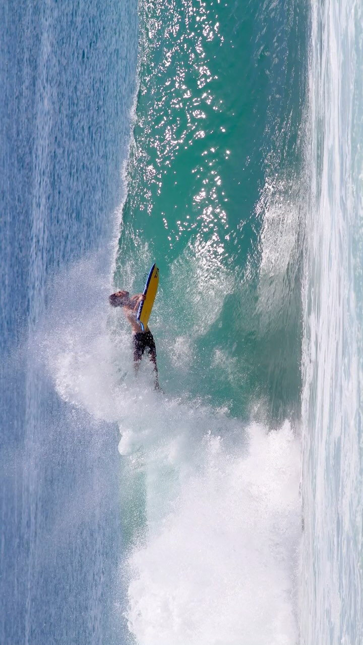Réponse: le “El Rollo” , manœuvre aérienne incontournable du bodyboard , Inventé par @halonarider “Pat Caldwell”! Le El Rollo, consiste à utiliser l’énergie et la lèvre de la vague pour se projeter et exécuter une vrille dans les airs.
Si vous avez envie d’apprendre à réaliser vos premières manœuvres en bodyboard, réservez votre cours link in bio ou DM 🤙
#xirimirisurf #bodyboard #elrollo #bodyboarding #surfing #bodyboarders #boogieboard #bodyboard4life #bodyboardlessons
