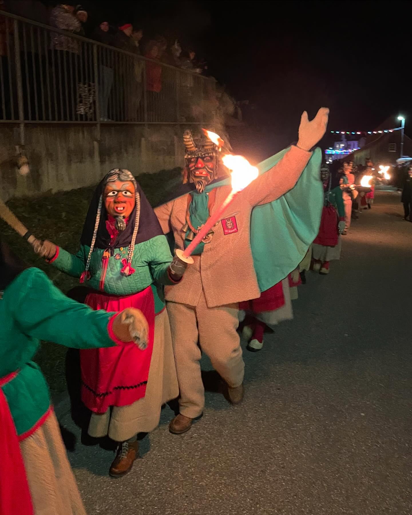 🎭🐐 Fasnet 2025 – Rückblick Teil 4: Hästrägeeraumschaftsumzug und Erich Fürst Feuerwerk in Oberwinden 🐐🎭
Der diesjährige Häßträgerraumschaftsumzug in de Schone war mit vielen Geißenmeckerer und -mägden, Triberger Teufeln, Holzschuhklepfer aus Gremmelsbach und Wälder Hexen aus Schönwald wieder ein voller Erfolg. Wir bedanken uns ganz herzlich für die Rege Teilnahme der benachbarten Zünfte an diesem schönen Familienumzug. 🐐🎉🥳
Am Abend des Fasnet-Samschdig stand wieder die alljährliche Fahrt nach Oberwinden an. Dieses Jahr stand alles im Zeichen von „100 Jahre Fürst Erich“. Die Umzugsgruppen, Wagen und das Feuerwerk waren wie jedes Mal aufs Neue spektakulär und vielseitig. Ein großes Dankeschön an unsere Gottlezunft für den herzlichen Empfang! 🎆🎇🥳🎉
@spitzbue54
@mvschonach
#nzschonach #geißenmagd #geißenmeckerer #schonach #batzewecke #esgohtdegege #fasnet #fasnet2025 #2025 #verbandoberrheinischernarrenzünfte #narrenzunft #narrinarro #brauchtum #carnival #party #fun #people #tradition #blackforest #love #schwarzwald #nature #history #bepartofit #germany #mask #wood #winter #culture