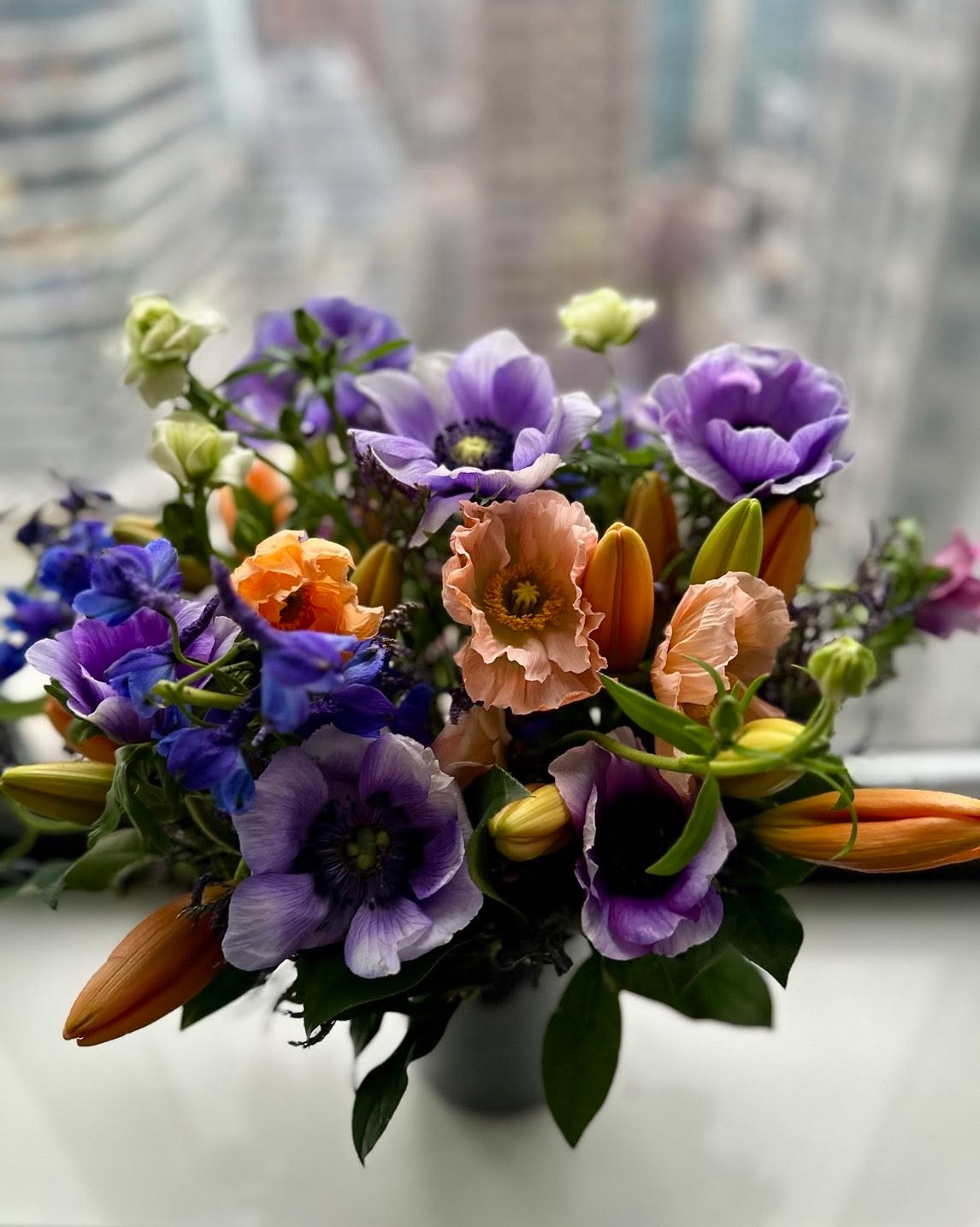 Grey sky? Look on the other side of the window âď¸
.
#flowertherapy #flowerpower #fleuriste #fleurs #flowers #floraldesigner #floristry #flowerdesign #atelier #bouquet #gorgeousflowers #artisanfleuriste #frenchfloristinny #nycfloristry #subscription flowers #luxuryflowers #giftflowers #seasonalflowers