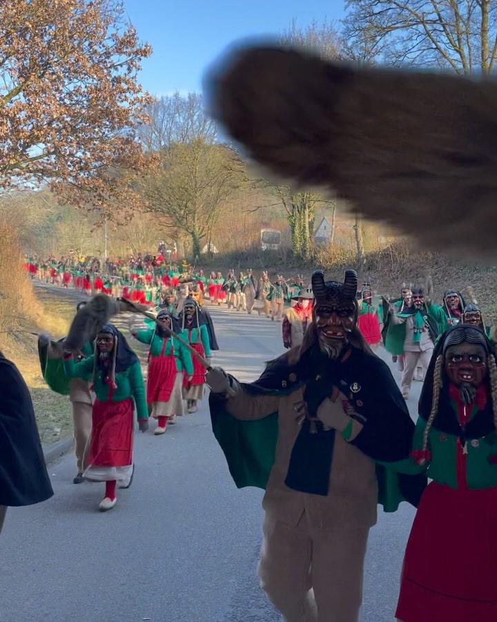 🎭🐐 Fasnet 2025 – Rückblick Teil 1: Narrentreffen in Gutach 🐐🎭
Was für ein genialer Start in die Fasnet! 🎉 Zum Jubiläum 100 Jahre Narrenzunft Johlia vom Vögelestei waren wir in Gutach im Breisgau mit dabei – und was sollen wir sagen? Es war der Wahnsinn! 🚶♂️🎭
Mit einem Meer aus Meckerern und Mägden, super Stimmung und einer richtig närrischen Kulisse sind wir durch die Straßen gezogen. 🥳🎊 Das Narrendorf, die Gastfreundschaft und die Feierlaune der Gutacher haben diesen Tag unvergesslich gemacht.
@narrenzunftjohlia
@mvschonach
#nzschonach #geißenmagd #geißenmeckerer #schonach #batzewecke #esgohtdegege #fasnet #fasnet2025 #2025 #verbandoberrheinischernarrenzünfte #narrenzunft #narrinarro #brauchtum #carnival #party #fun #people #tradition #blackforest #love #schwarzwald #nature #history #bepartofit #germany #mask #wood #winter #culture