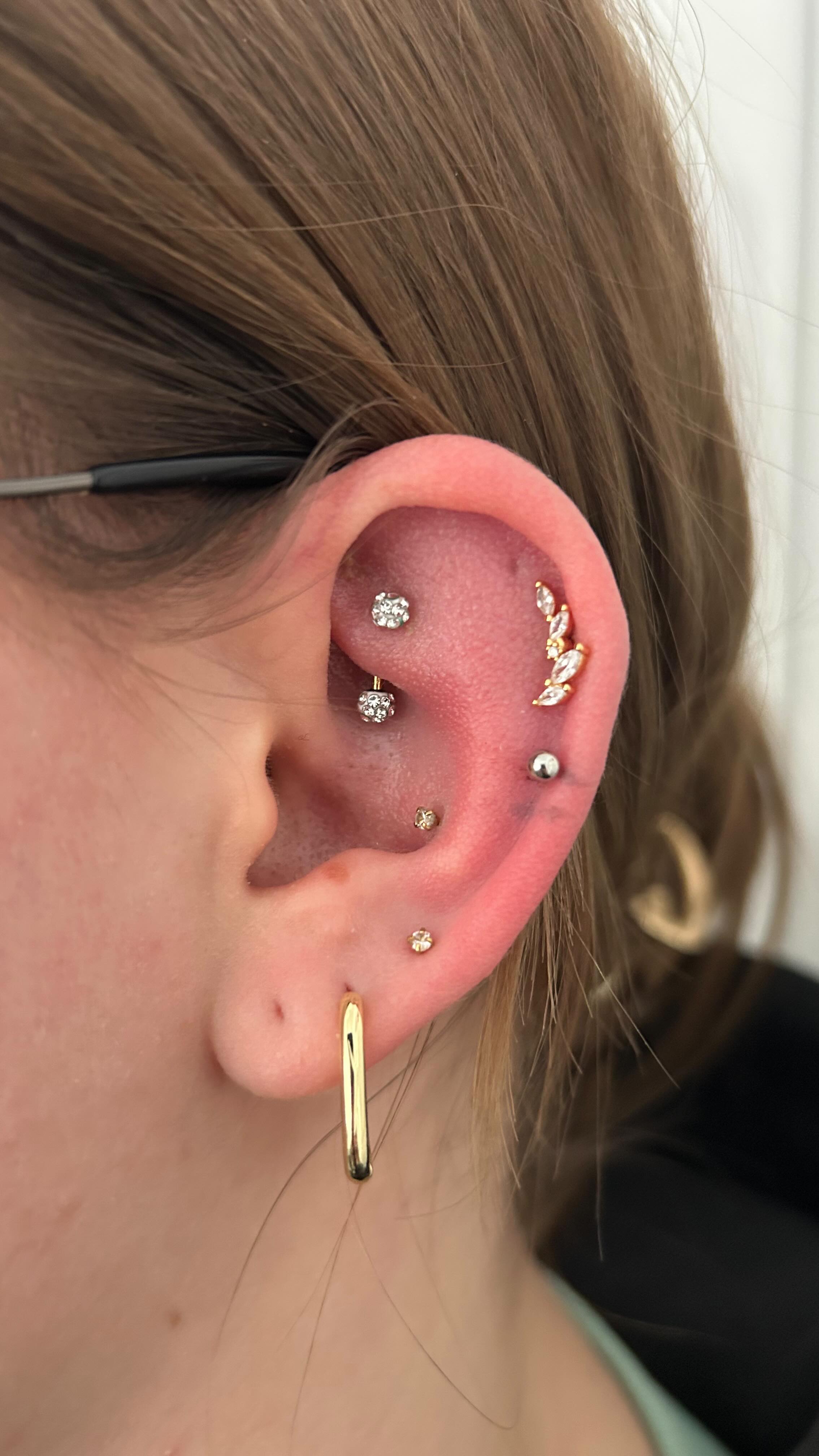 „✨ Lust auf etwas Neues? ✨
Werde noch individueller mit deinem ganz persönlichen Piercing! Ob dezente Schönheit oder mutiger Hingucker – wir finden das perfekte Design für dich. 💎
Komm vorbei und lass dich von uns verwöhnen – von der Beratung bis zum finalen Look! 🔥
Ready for a change? 💫 #PiercingVibes #StyleYourself #PiercingLove“