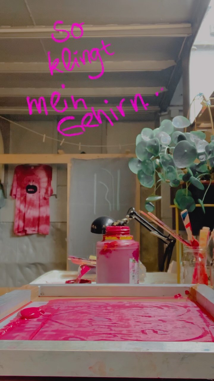 …wenn ich Siebdrucke… 🎶🖤
In meinen Workshops tauchst du ein in die kreative Welt des Siebdrucks und lässt deine Ideen lebendig werden! 🌟 #Siebdruck #Workshop #Kreativität“