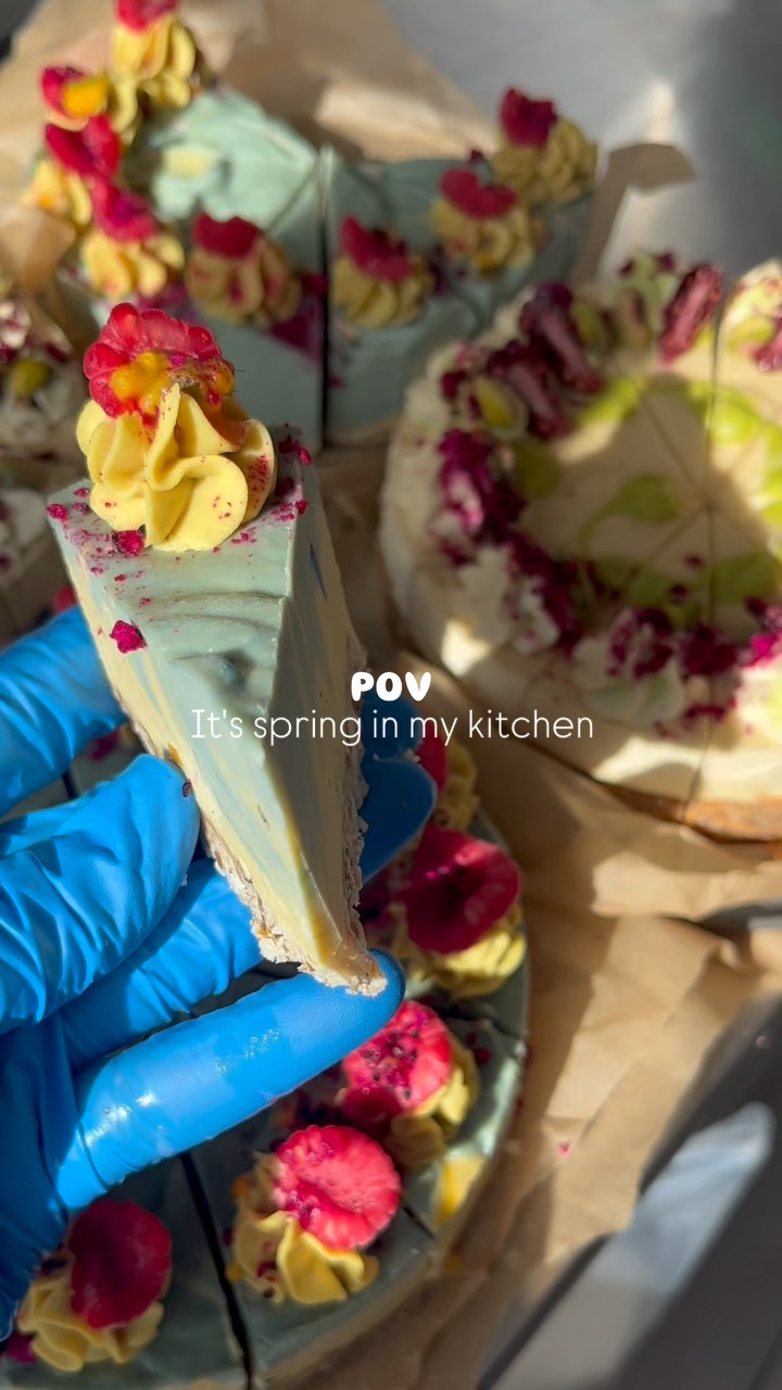 POV: It's spring in my kitchen 🌼🌸
Also wer jetzt nicht auf die Idee gekommen ist🫣.. bei der Umfrage von letzter Woche (was ich für euch zu Ostern plane) hatte niemand richtig geraten.😅
Also falls du schon länger (oder zumindest seit letztem Jahr hier) dabei ist, weißt du spätestens jetzt, welches Special ich auch in diesem Jahr für euch wieder zu Ostern vorbereite. ✨
#ostern #glutenfree #gesundnaschen #intuitiveeating
NÄHRSTOFFE
GLUTENFREI
GANZHEITLICHEGESUNDHEIT