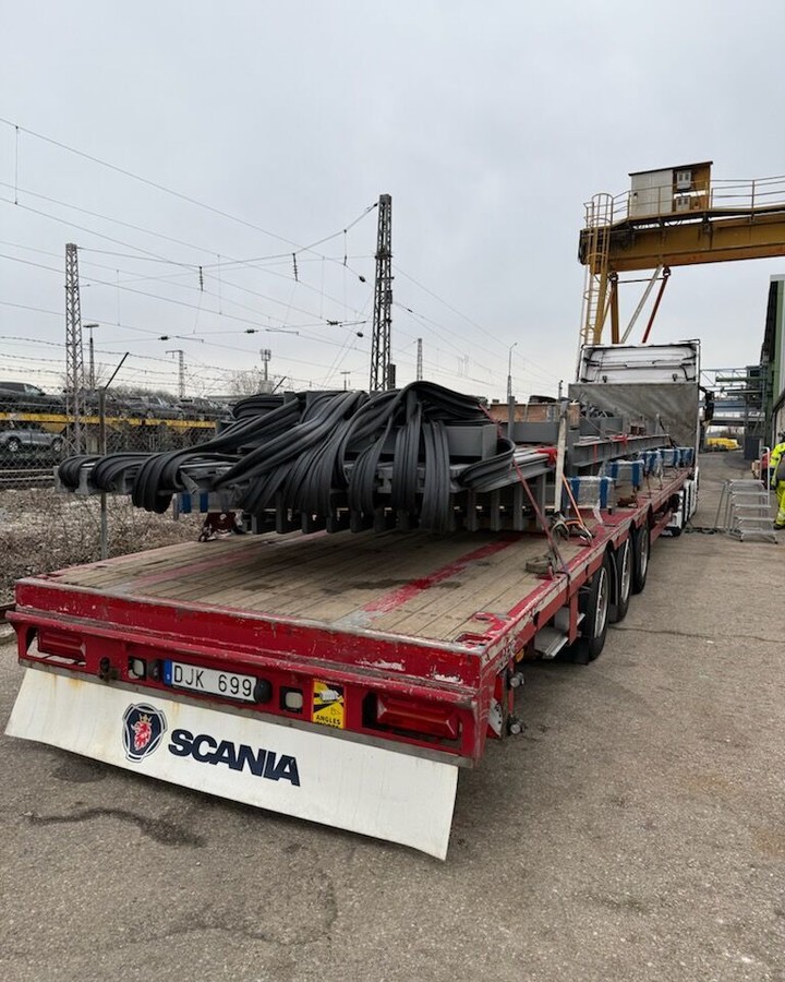 Vi är i fullgång med ett rejält Box-in-Box byte på Öresundsbron. Ett gott och nära samarbete mellan vår personal och montörer/svetsare från Maurer.
En rejäl start för BroLänk Syd!
Måste medge att det är väldigt häftigt att vi får vara med på denna häftiga bro och se till att den kommer bli ännu finare efter denna insats.