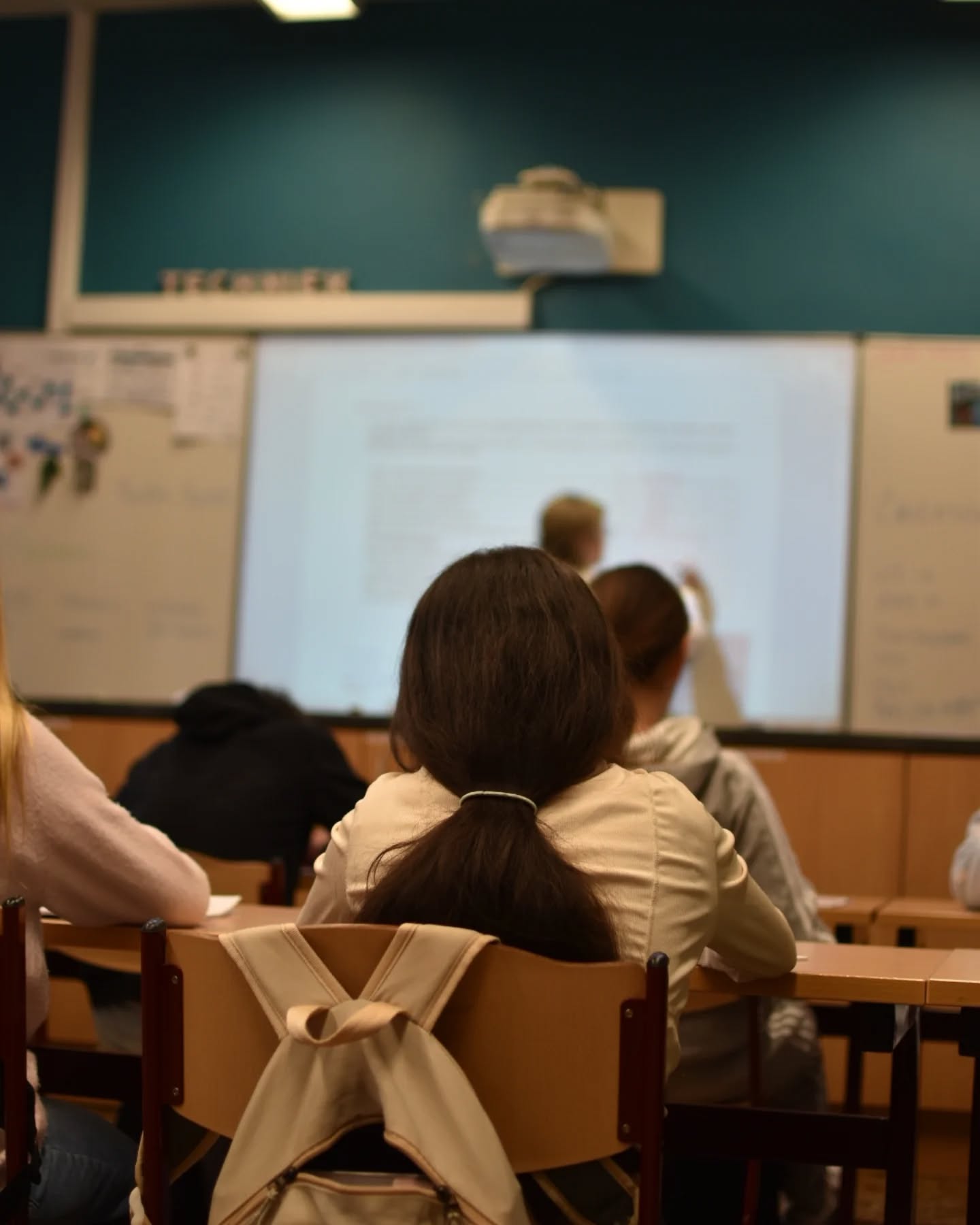 Vandaag zijn onze leerlingen met hun snuffelstage gestart. 🤩
De stress is na 2 lesuren al wat gezakt, er werd al kennisgemaakt met klasgenoten (die misschien zelfs dezelfde moedertaal delen), er werden al wat vingers in de lucht gestoken en de eerste antwoorden werden al gegeven.
We wensen onze leerlingen veel succes de komende weken 🩵