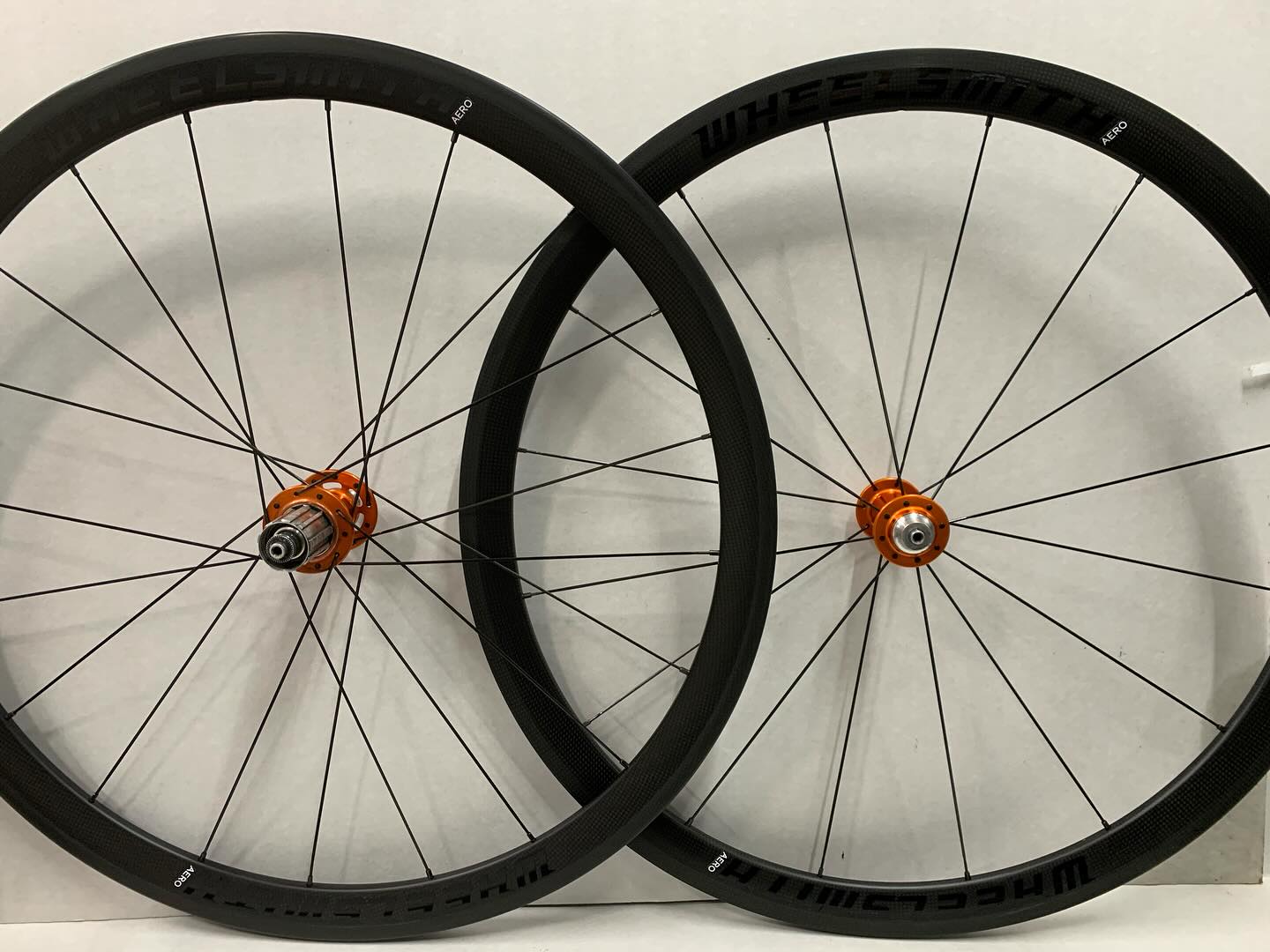 “Old school” carbon clinchers. 38mm 3K on customer’s old 16/20h R45 hubs for a tight-clearance Colnago.