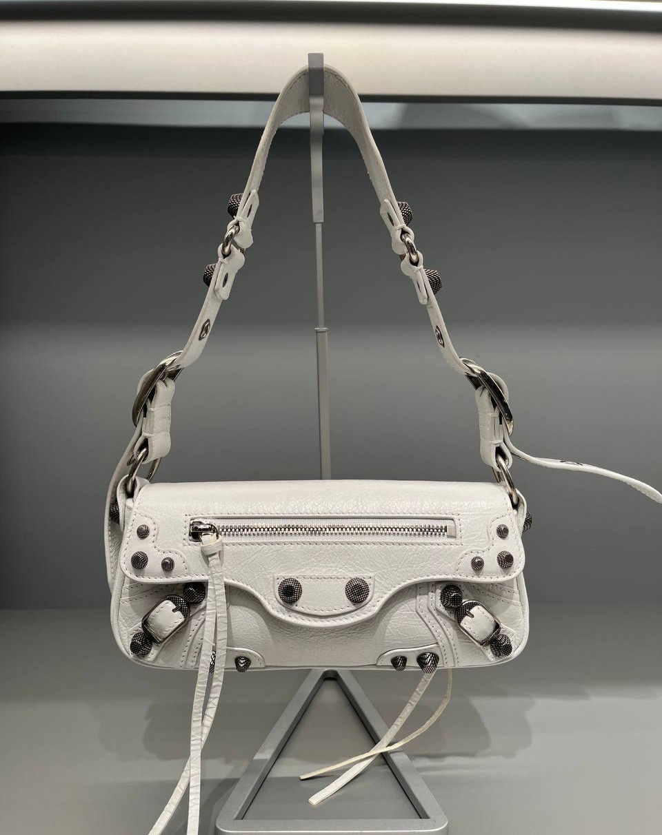 🔥 Balenciaga Le Cagole Sling Bag XS 🔥
💰 SGD 2,109 (20% OFF Retail!)
🆕 Brand New, Straight from Outlet
The iconic Le Cagole—perfect for those who love edgy elegance. Compact, stylish, and crafted with Balenciaga’s signature aesthetic. 💼✨
📍 Singapore-Based | 💨 Fast Deals Preferred
DM to purchase or for more details! 📩
#Balenciaga #LeCagole #LuxuryForLess #DesignerBagSale #BalenciagaSingapore