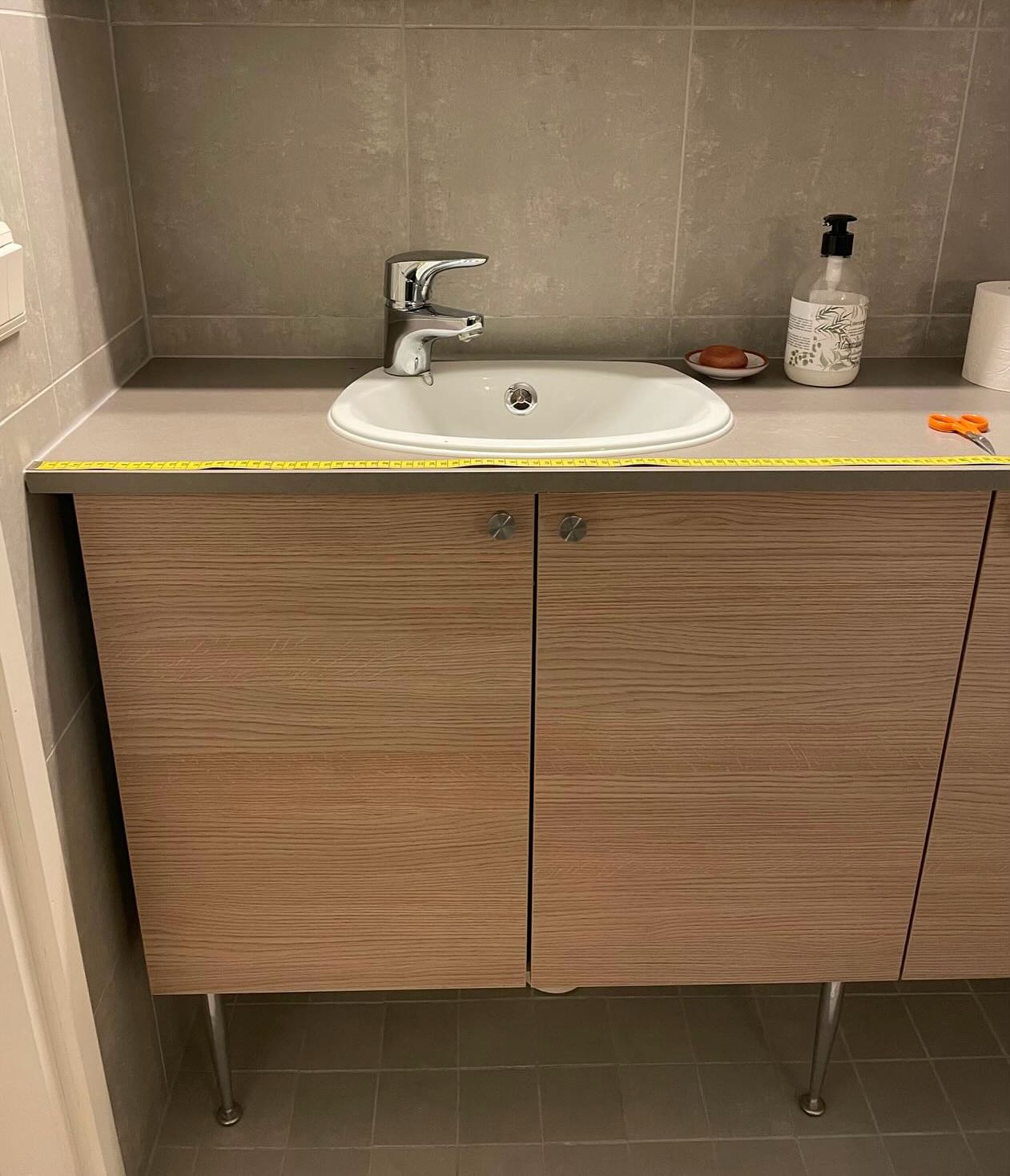 Tuli soitto, että tekisimmekö pienen päivityksen omakotitalon yläkerran kylpyhuoneeseen, jossa allas ja hana rikki samoin altaan edessä taso oli kärsinyt kosteudesta. Säästettiin ehjä osa vanhasta tasosta ja laitettiin uutta allasta ja hanaa tilalle. Näin saatiin päivitettyä ilmettä 🙂👌