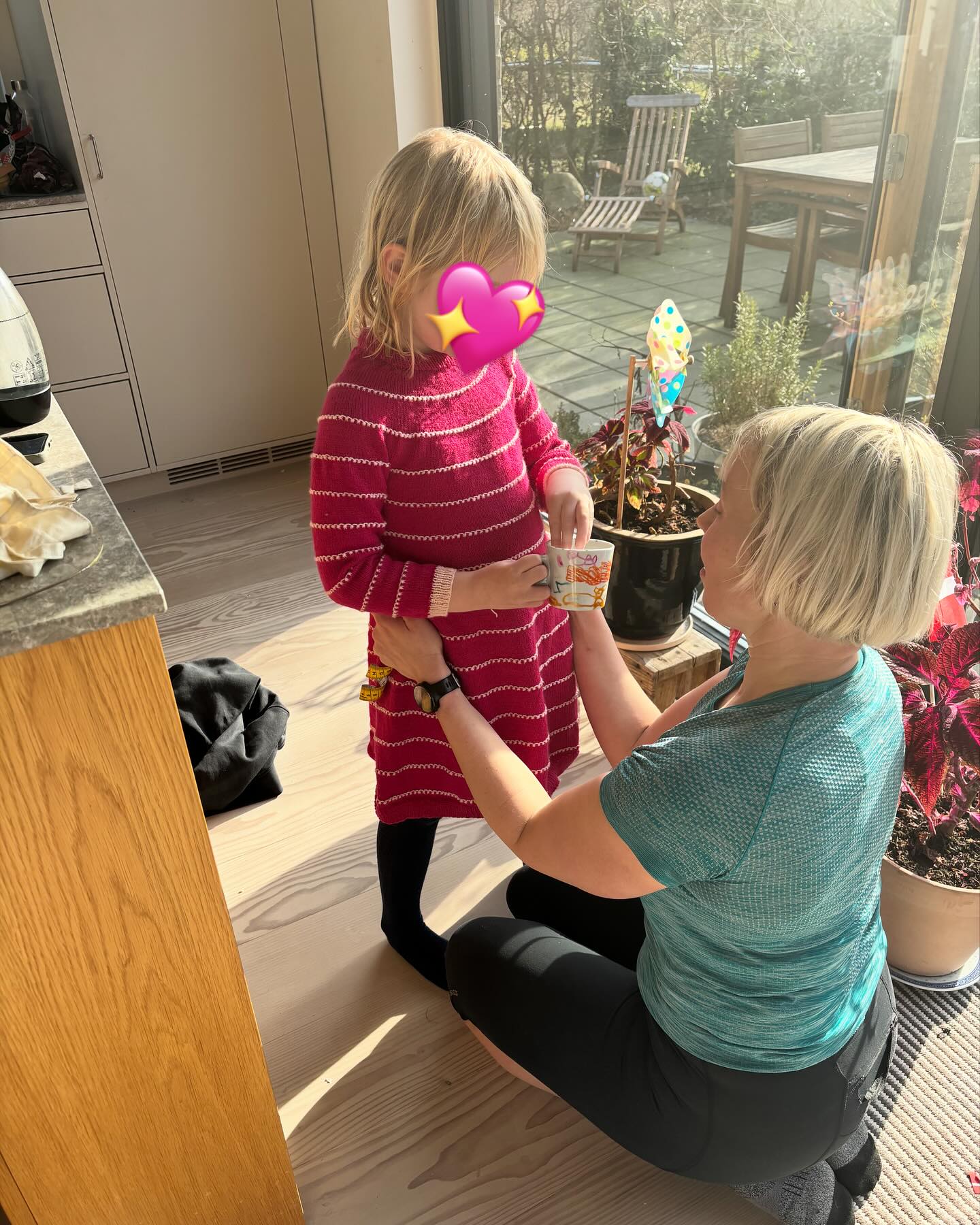 Glædelig kampdag en dag for sent. Jeg havde travlt med at fejre en af fremtidens kvinder på hendes fødselsdag d. 8. marts.
En pige så kraftfuld og kærlig at jeg ønsker en verden, der ikke reducerer hende til at være kun en pige.
Så længe man kan være tøsefornærmet, kaste som en pige eller forventes at tage referat, barnets første sygedag og så meget andet er der noget at kæmpe for. Ikke kæmpe mod, for det er ikke kampen mod mænd.
Jeg ønsker for alle piger, at de kan få lov til at være lige hvad de vil, men aldrig for meget alene qua deres køn.
Vi rykker fremad og vi er rykket langt bare i mit liv. Motivationen for at bevidstgøre de usynlige bias finder jeg i samvær med alle de fantastiske piger, jeg er så heldig at være en voksen til.
Da jeg sagde til hendes store fætter, at han kunne være barnepige, blev sprogets kønnethed så tydelig, at det blev kommenteret. Hvad hvis hun vil være brandmand?
💖tillykke med dagen, Pips